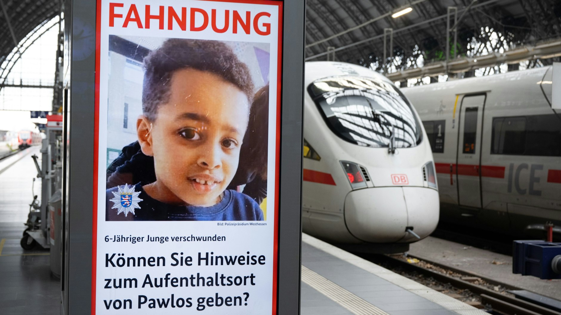 Mit einem Foto des vermissten Pawlos aus Weilburg sucht das BKA bundesweit auf Infoscreens in Bahnhöfen nach dem vermissten Jungen. Hier in Frankfurt am Main.