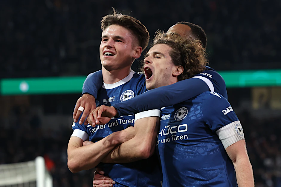 Bielefelds Maximilian Großer (l) jubelt mit Maël Corboz (r) über seinen Treffer zum 2:1.