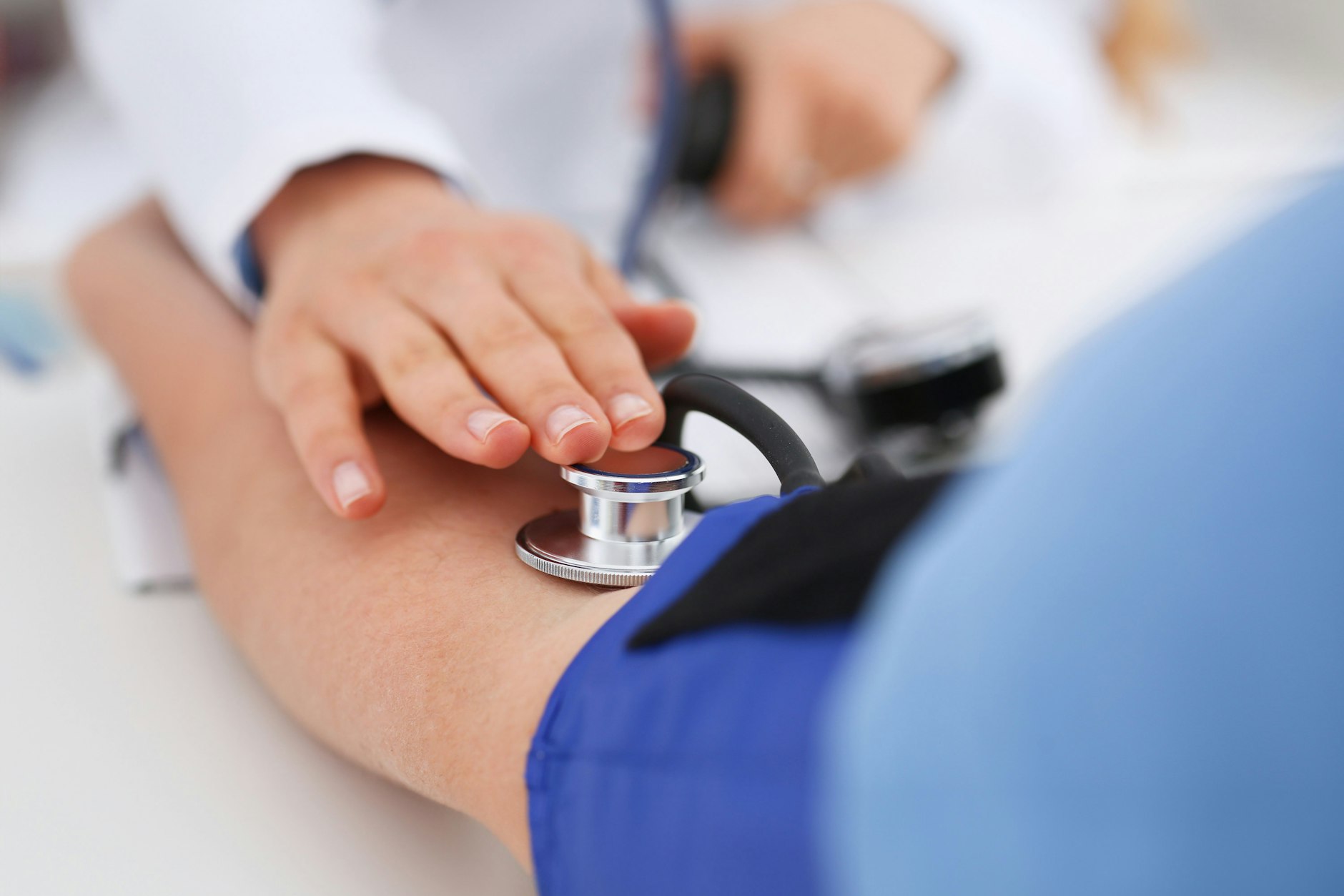 Im mittleren Lebensalter sollte man seinen Blutdruck checken und im Auge behalten.