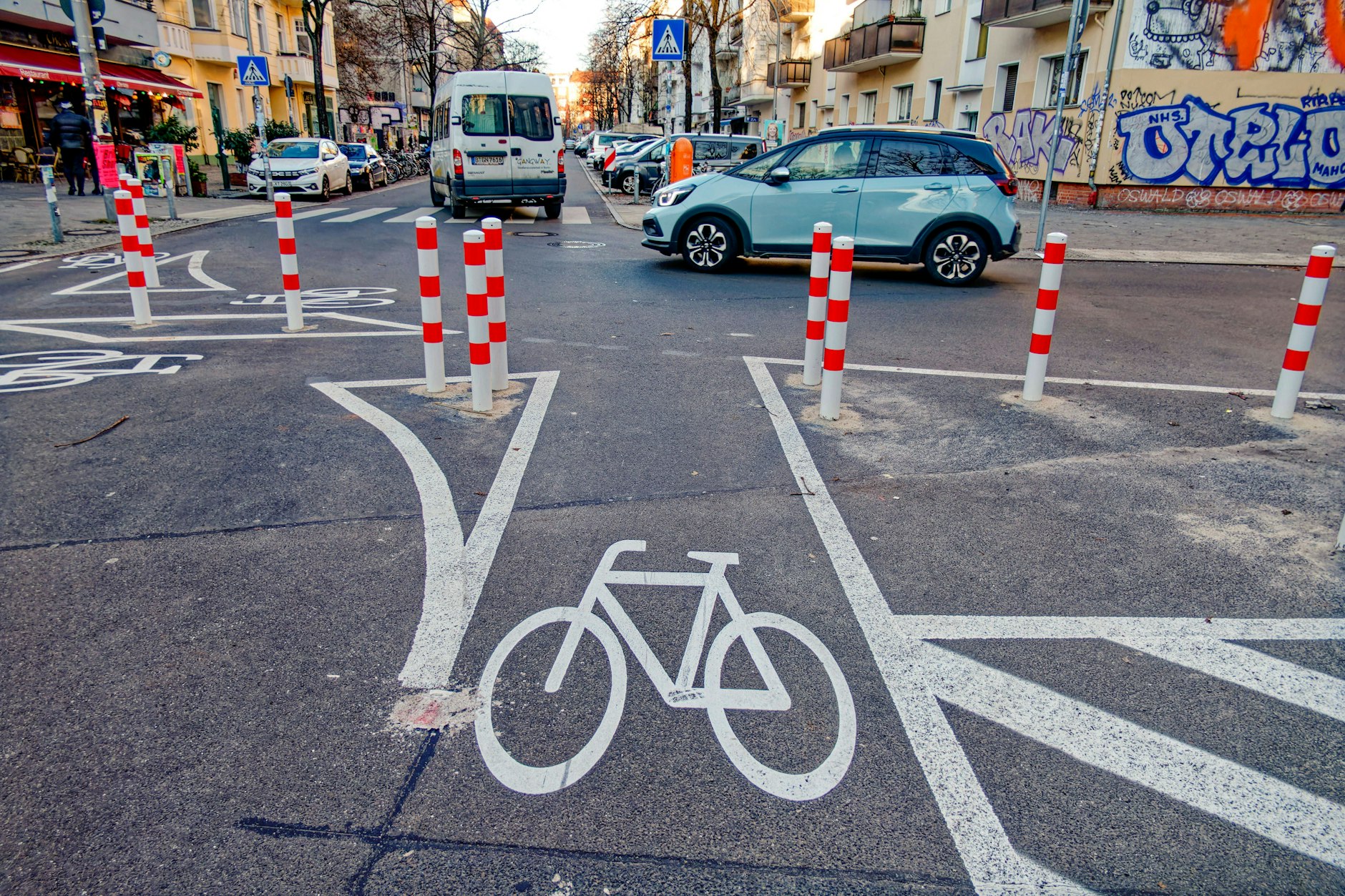 Durchgangsverkehr ist im Neuköllner Reuterkiez nicht willkommen. An mehreren Stellen verwehren Poller die Durchfahrt – wie hier in der Friedelstraße. Anwohner zogen gegen die Verkehrsberuhigung vor Gericht. Nun gab es eine Entscheidung im Eilverfahren.