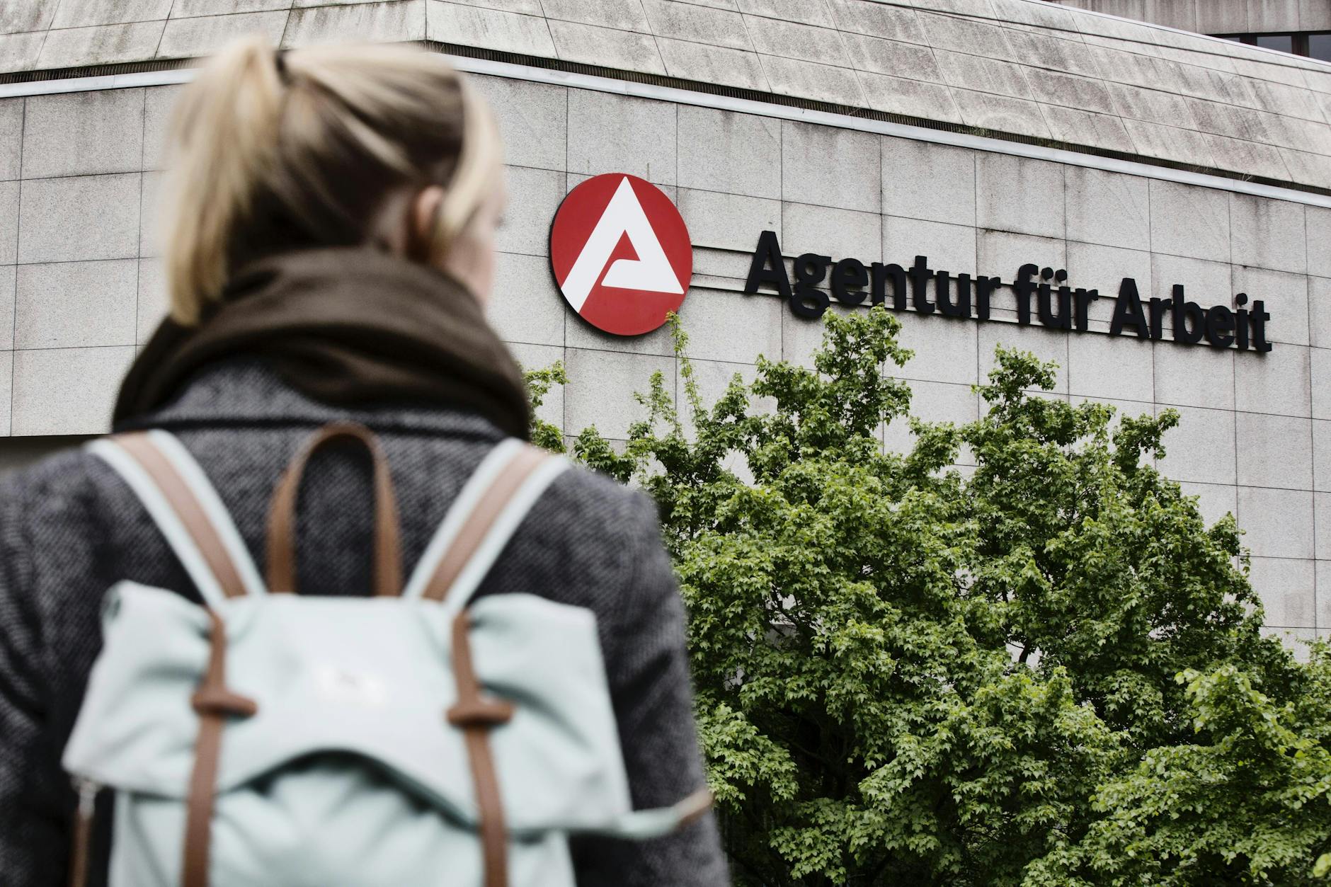 Eine junge Frau vor dem Arbeitsamt in Köln: Auch im industriestarken Nordrhein-Westfalen steigt die Zahl der Menschen ohne Job immer weiter an.