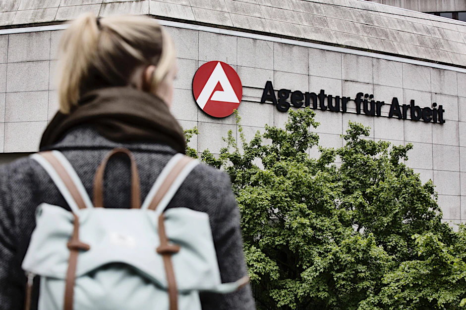 Eine junge Frau vor dem Arbeitsamt in Köln: Auch im industriestarken Nordrhein-Westfalen steigt die Zahl der Menschen ohne Job immer weiter an.
