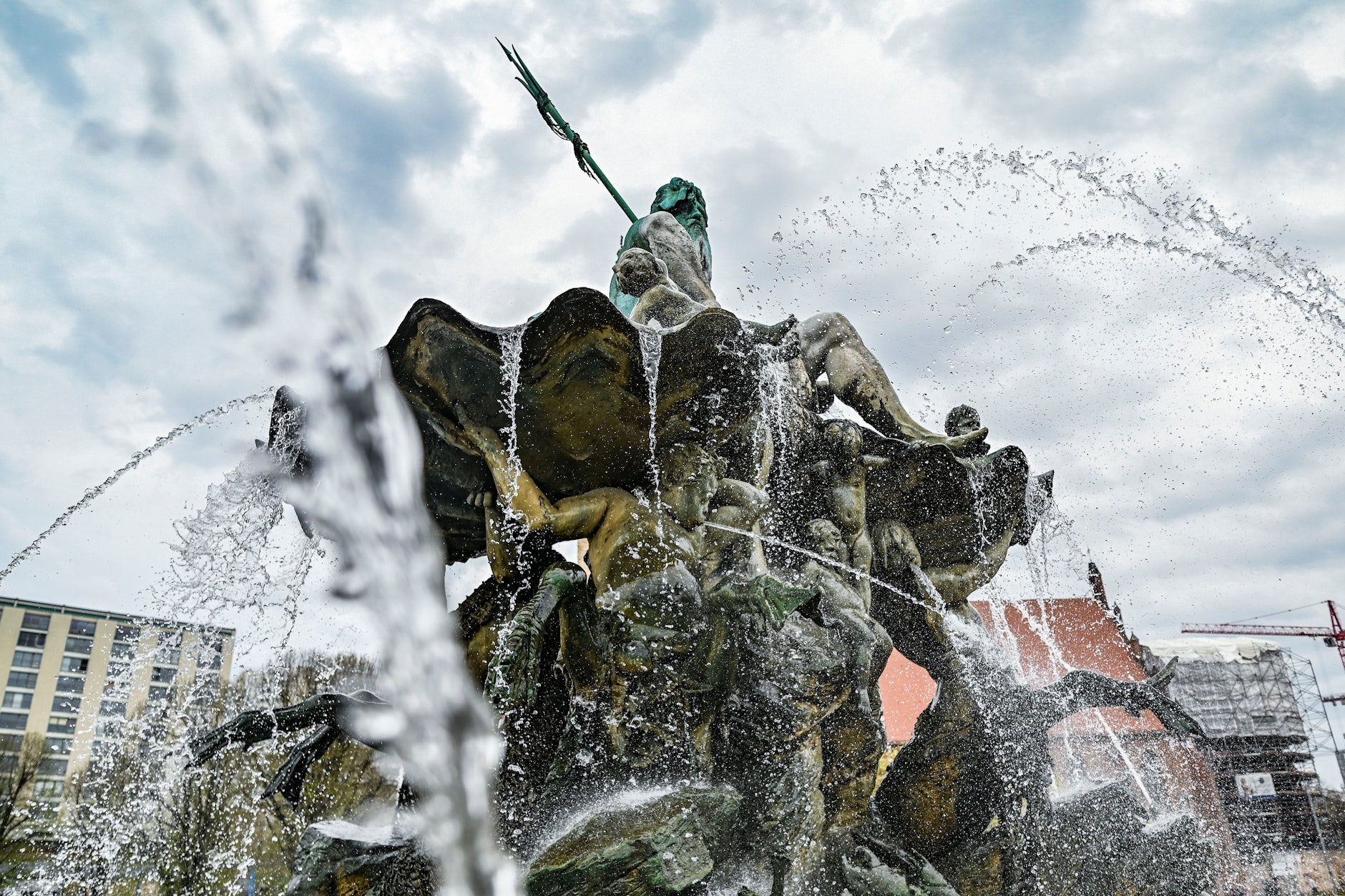 An Gründonnerstag gehen die Zierbrunnen Berlins wieder in Betrieb: Neptunbrunnen in Mitte.