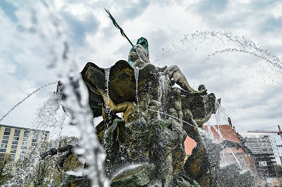 An Gründonnerstag gehen die Zierbrunnen Berlins wieder in Betrieb: Neptunbrunnen in Mitte.