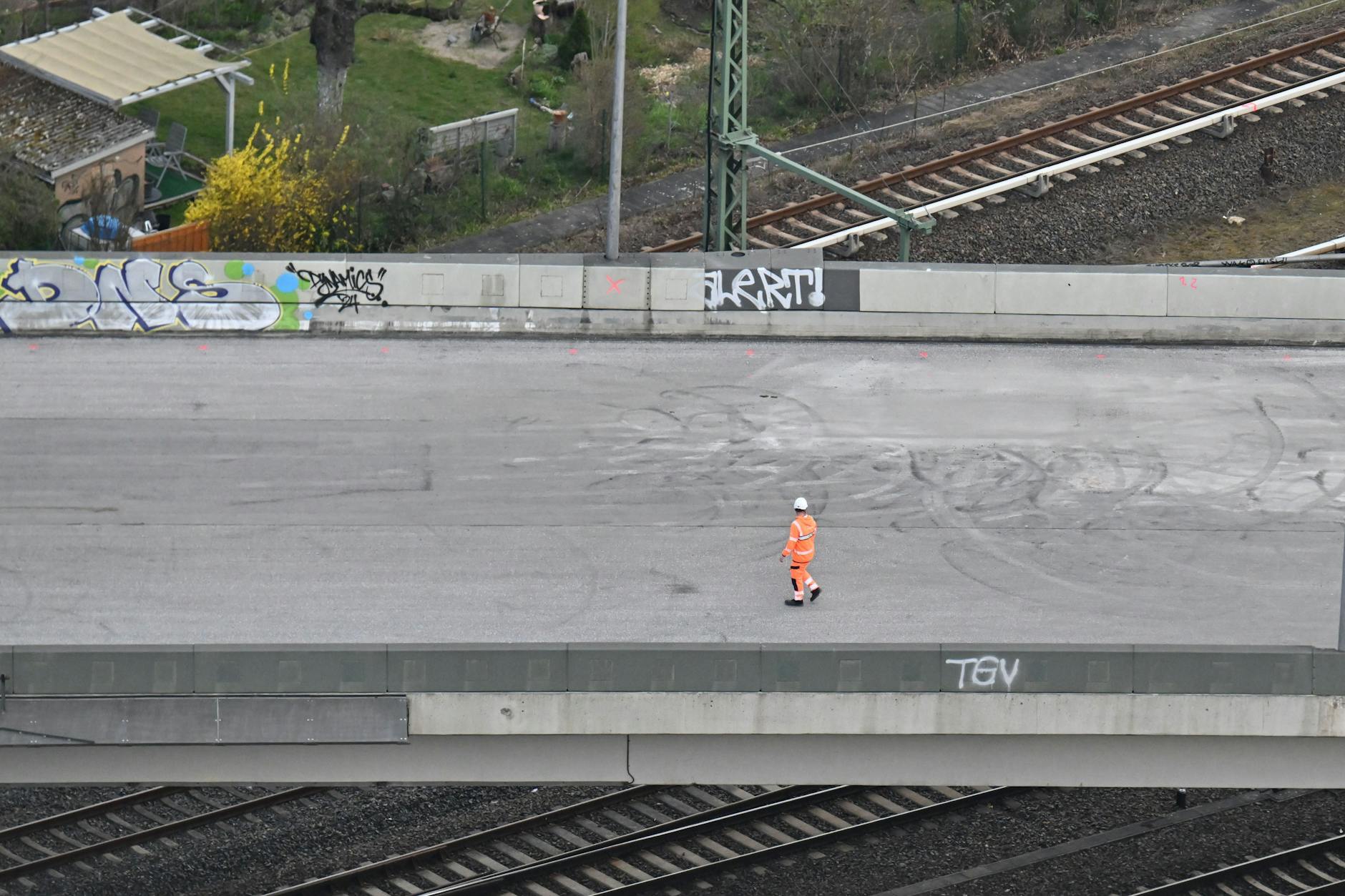 Unter der aus Sicherheitsgründen gesperrten Autobahnbrücke ist seit vergangener Woche auch der S-Bahn-Verkehr auf unbestimmte Zeit unterbrochen.