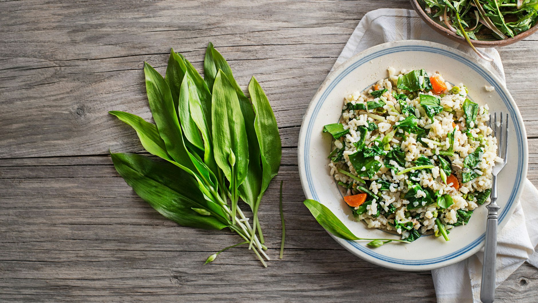 Bärlauch, auch wilder Knoblauch genannt, hat jetzt im Frühling Saison. Er passt perfekt ins Risotto.