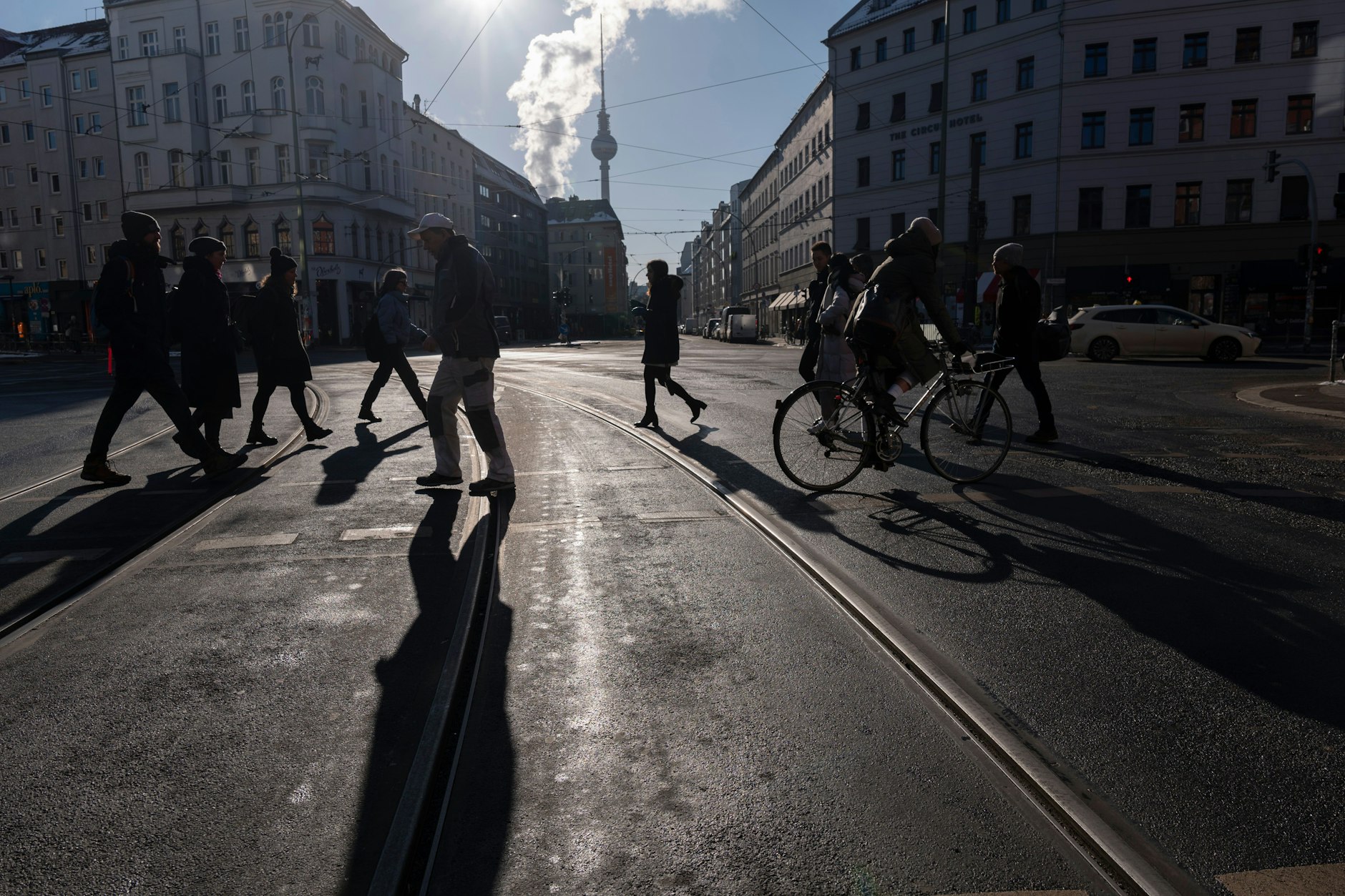 Fußgänger am Rosenthaler Platz: In Mitte werden die meisten Wege zu Fuß bewältigt. Pro Tag legen alle Fußgänger Berlins eine Strecke zurück, die ungefähr drei Erdumrundungen entspricht.