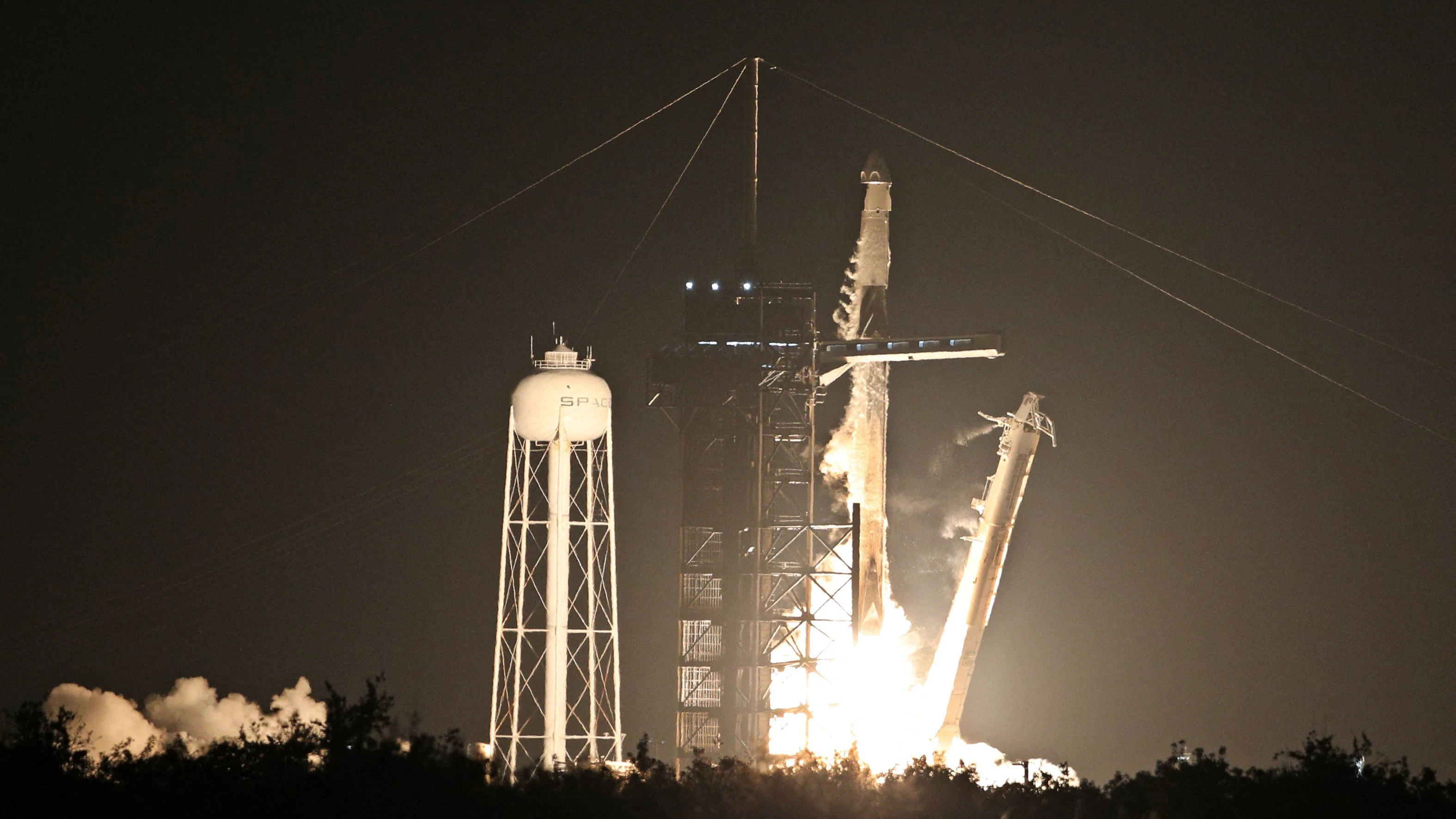 Dieser Start kommt in die Geschichtsbücher: Die Rakete „Falcon 9“ hebt mit der Raumkapsel „Dracon“ von Cape Canevaral ab. An Bord ist die Berlinerin Rabea Rogge.