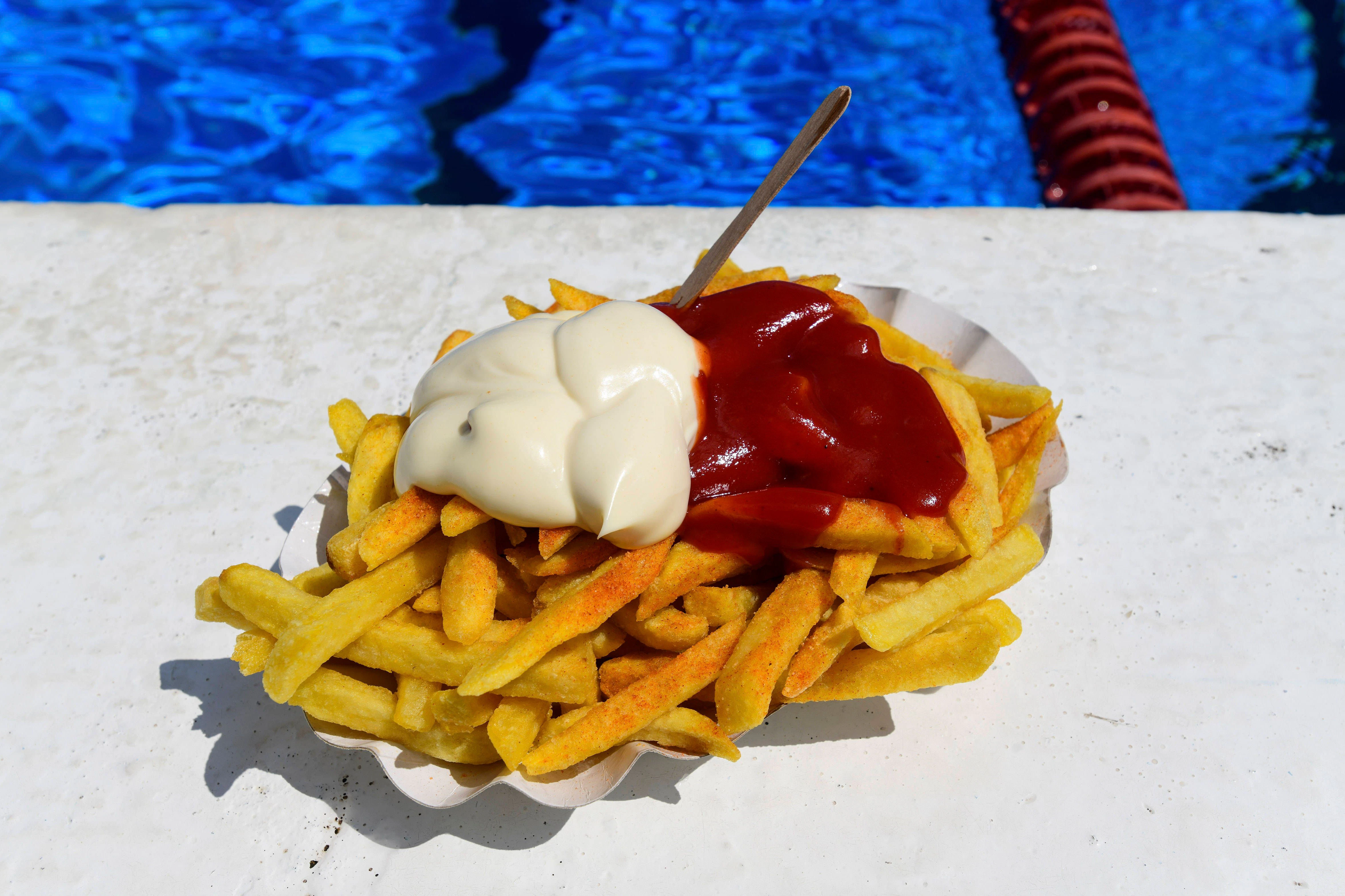Schmecken nach Sommer, Sonne – und 4 Euro: die legendären Freibad-Pommes