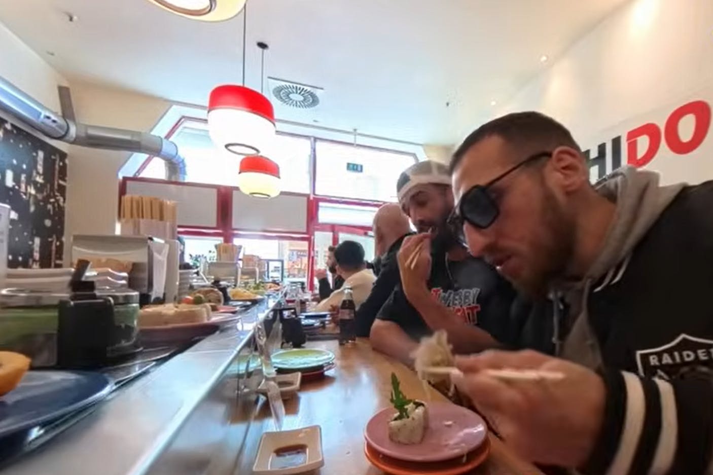 Sero und J. Webby haben bei ihrem Besuch im All-you-can-eat-Restaurant Hunger mitgebracht.