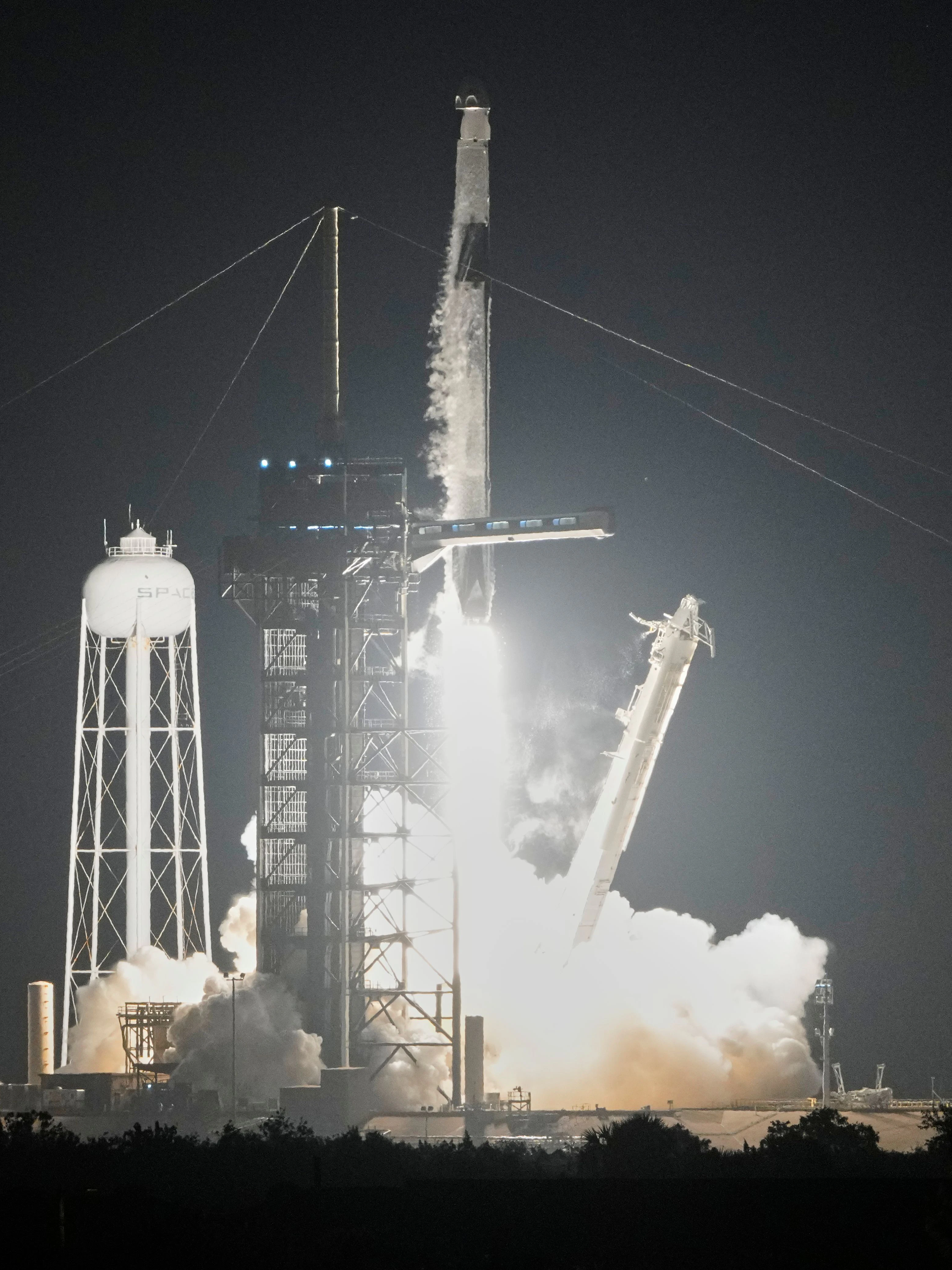 Die Rakete hebt im Kennedy Space Centers in Cape Canaveral ab. Der Start der&nbsp; Berlinerin Rabea Rogge geht in die Geschichte ein.