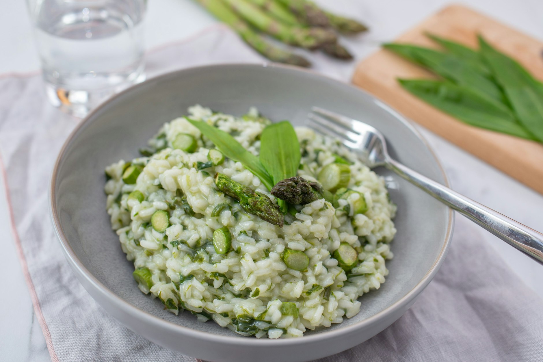 Frischer Bärlauch passt wunderbar ins Risotto. Gut passt dazu noch grüner Spargel.
