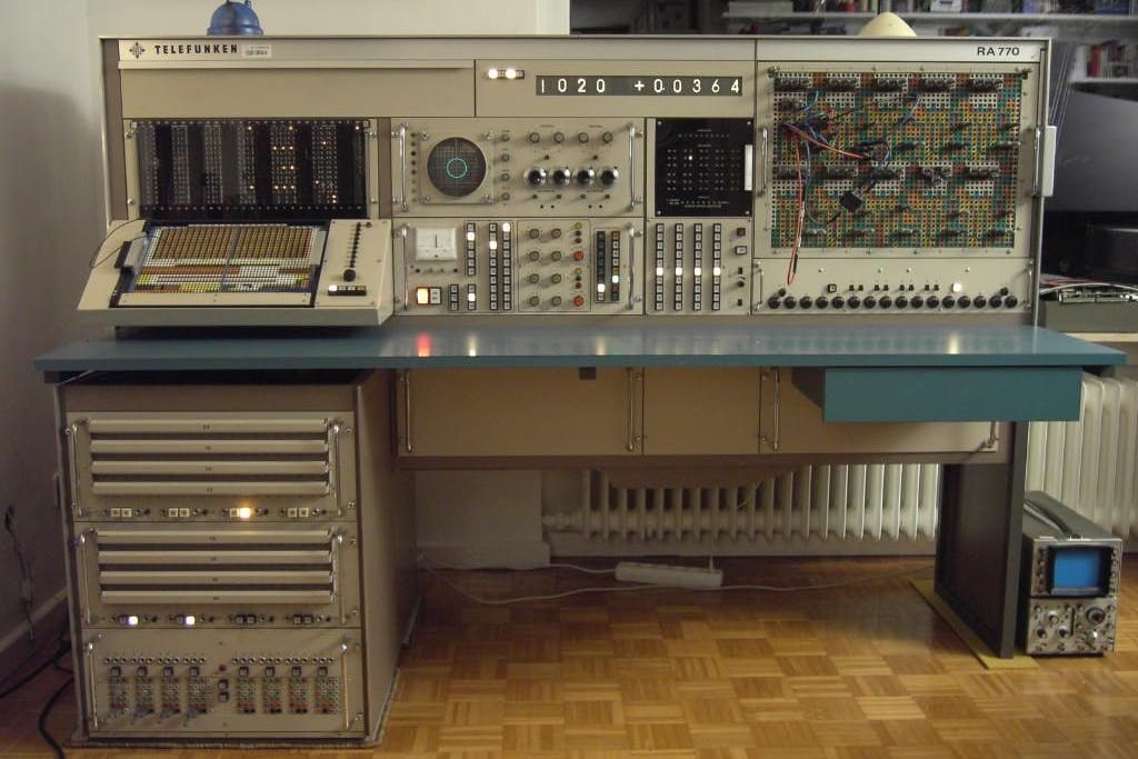 Analogrechner RA 770 der Firma Telefunken (gebaut von 1966-1975) im Analogen Museum (<a href="https://deref-gmx.net/mail/client/L3_0j81Gefs/dereferrer/?redirectUrl=https%3A%2F%2Fwww.analogmuseum.org%2Fdeutsch%2Fids.html" target="_blank">https://www.analogmuseum.org/deutsch/ids.html</a>).