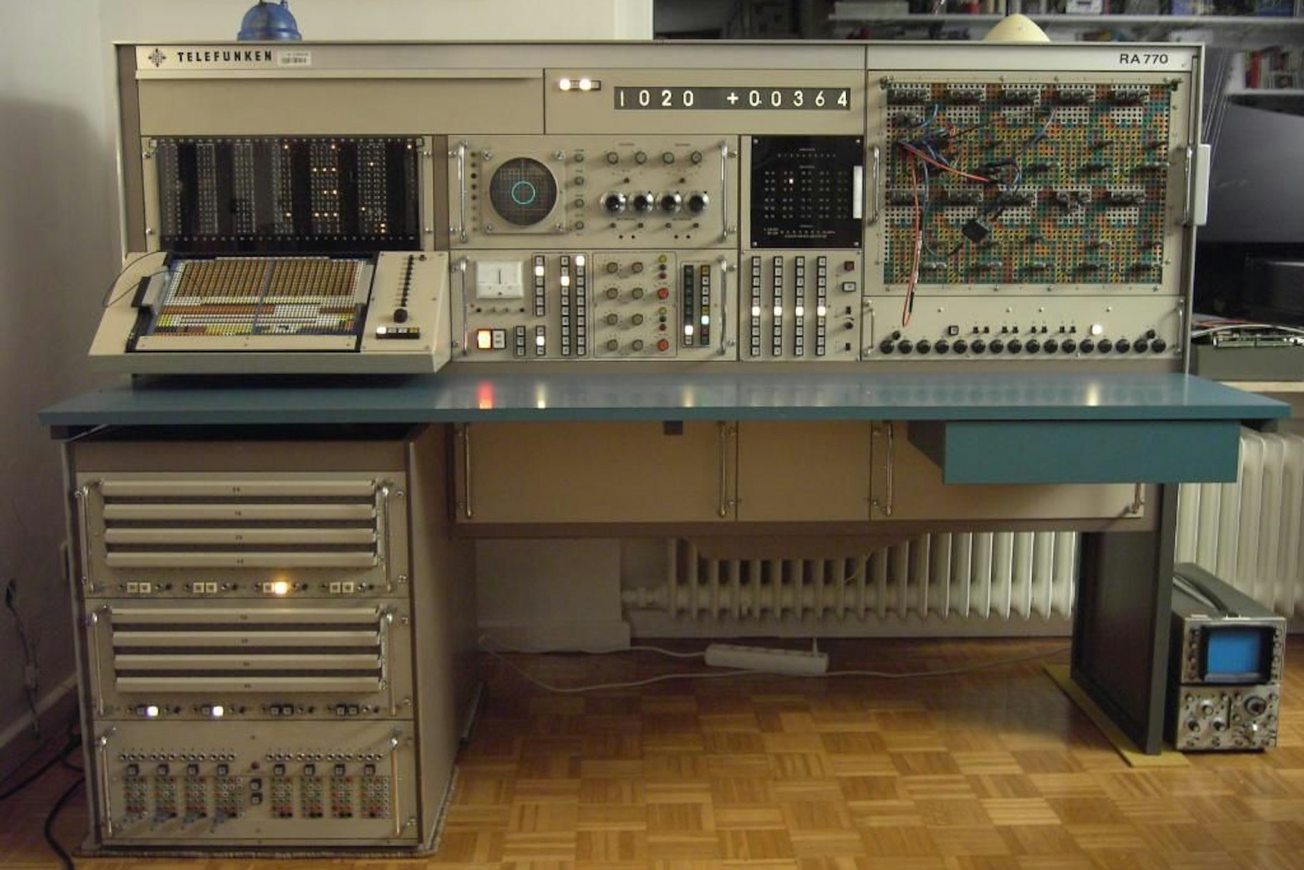 Analogrechner RA 770 der Firma Telefunken (gebaut von 1966-1975) im Analogen Museum (<a href="https://deref-gmx.net/mail/client/L3_0j81Gefs/dereferrer/?redirectUrl=https%3A%2F%2Fwww.analogmuseum.org%2Fdeutsch%2Fids.html" target="_blank">https://www.analogmuseum.org/deutsch/ids.html</a>).