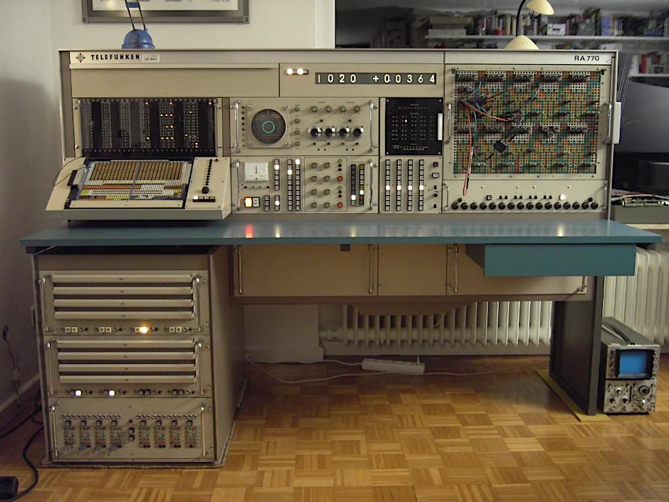Analogrechner RA 770 der Firma Telefunken (gebaut von 1966-1975) im Analogen Museum (<a href="https://deref-gmx.net/mail/client/L3_0j81Gefs/dereferrer/?redirectUrl=https%3A%2F%2Fwww.analogmuseum.org%2Fdeutsch%2Fids.html" target="_blank">https://www.analogmuseum.org/deutsch/ids.html</a>).