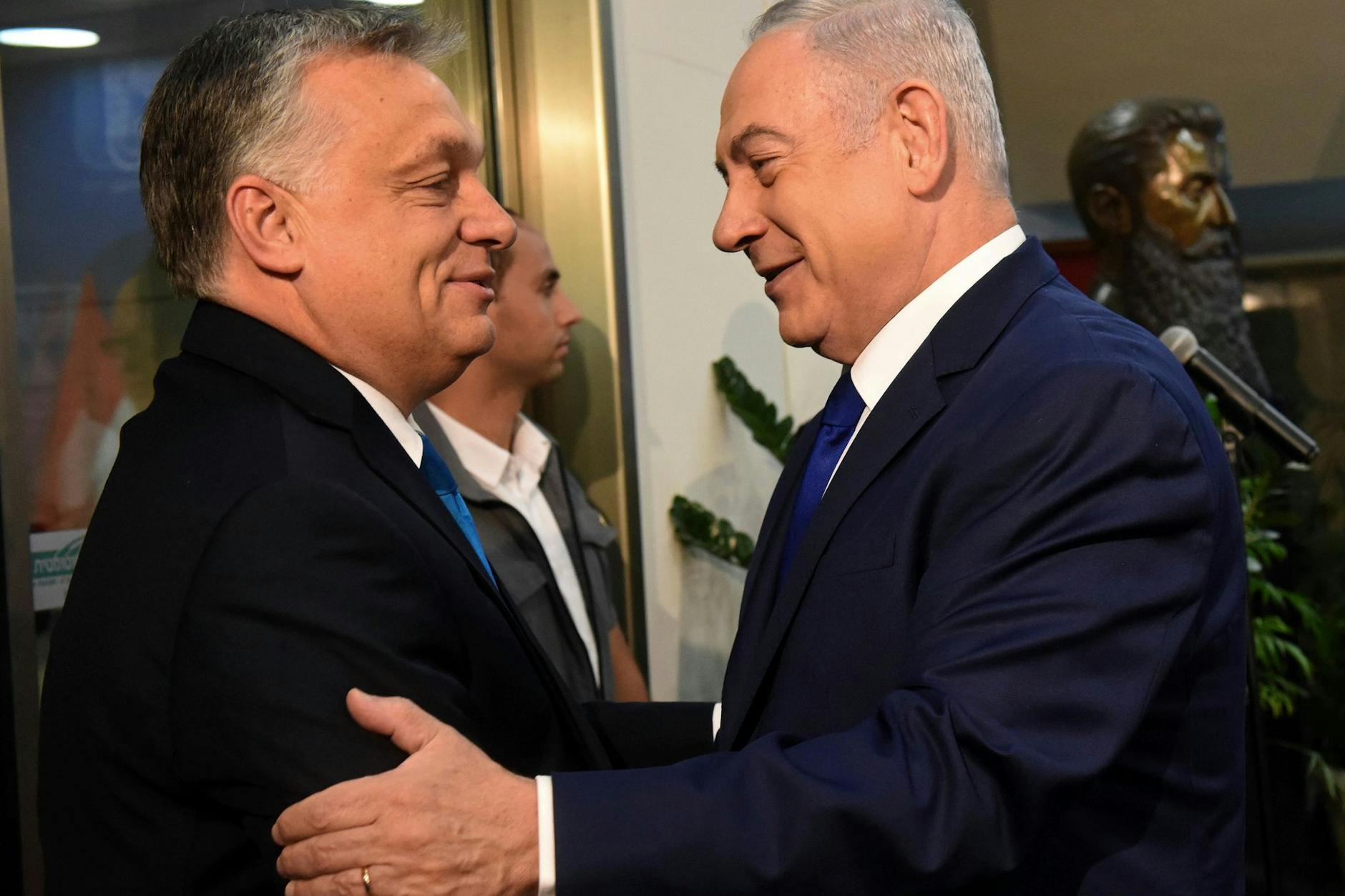 Jerusalem: Israels Ministerpräsident Benjamin Netanjahu (r.) empfängt im Jahr 2018 Viktor Orbán in seinem Büro.