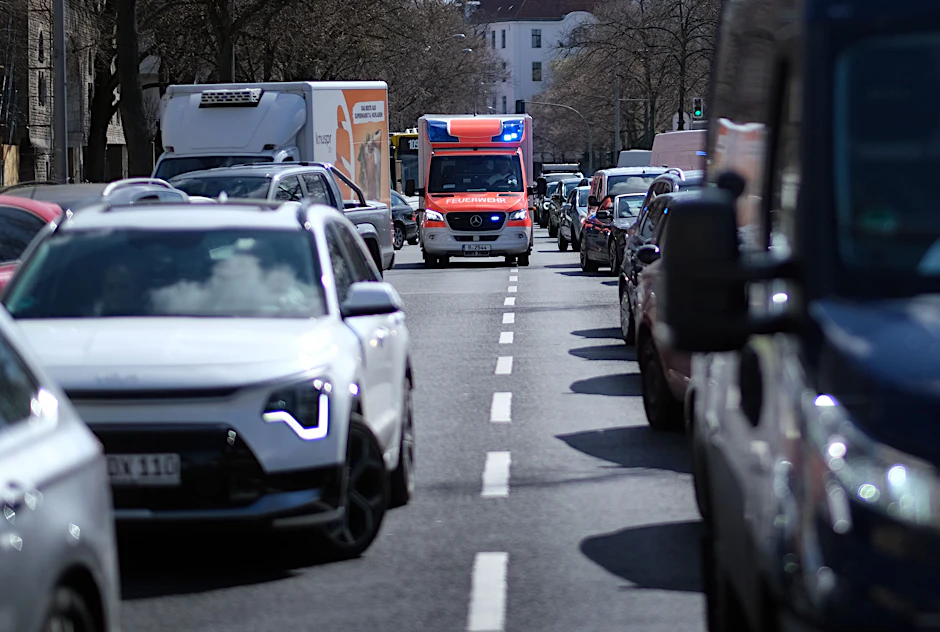 Rings um die gesperrte Brücke an der A100 ist Dauerstau angesagt. Das ist besonders problematisch für Rettungskräfte.