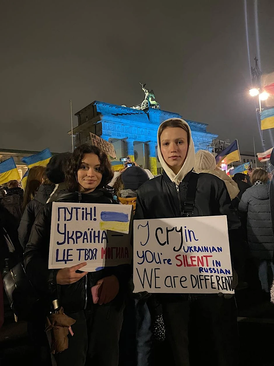 Mariia und Alina protestieren vor dem Brandenburger Tor gegen den russischen Angriffskrieg.