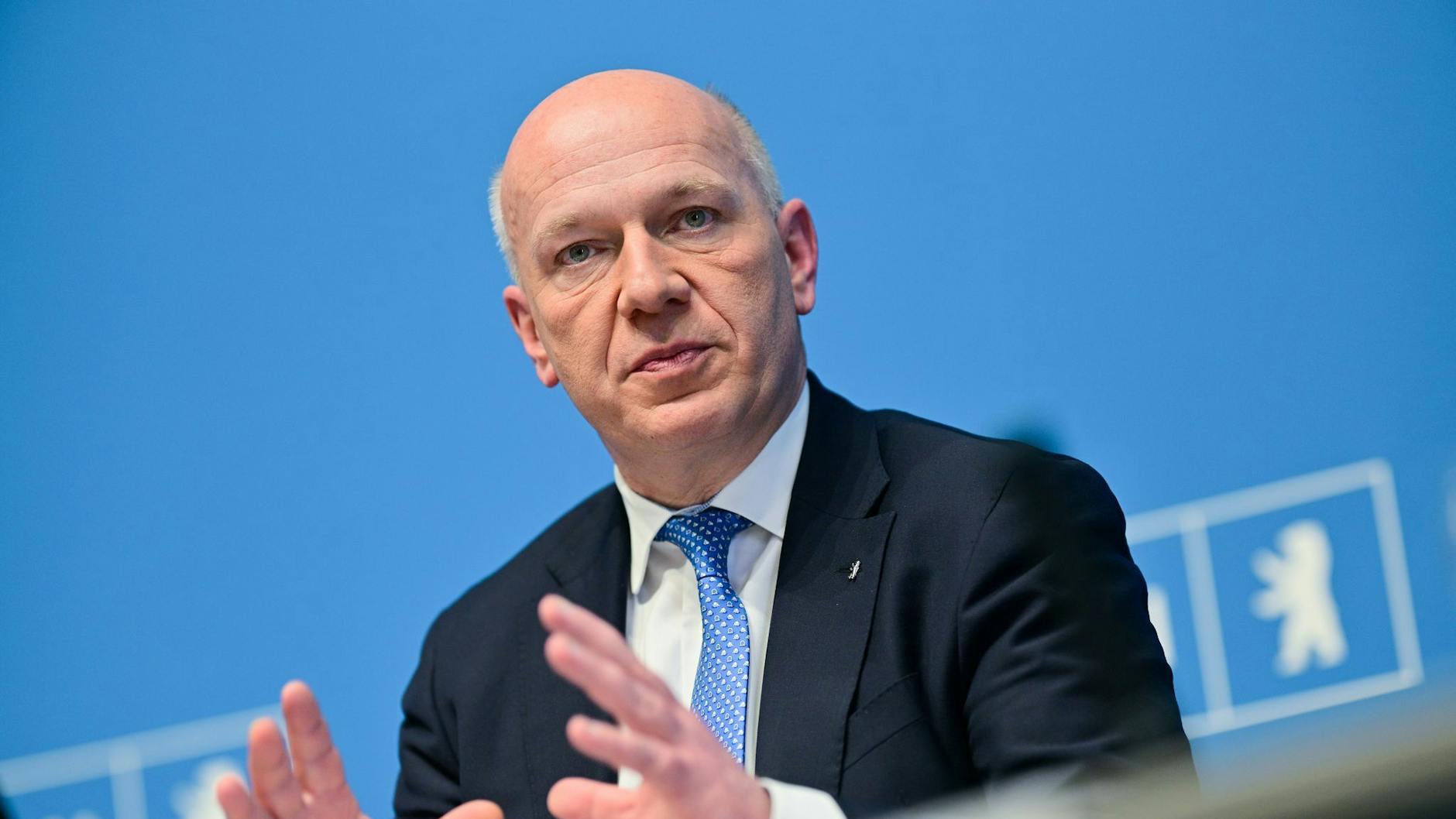 Berlins Regierender Bürgermeister Kai Wegner (CDU) hofft, dass das Brückenproblem an der A100 schnell gelöst wird.