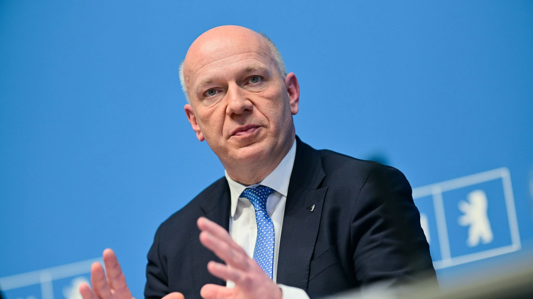 Berlins Regierender Bürgermeister Kai Wegner (CDU) hofft, dass das Brückenproblem an der A100 schnell gelöst wird.