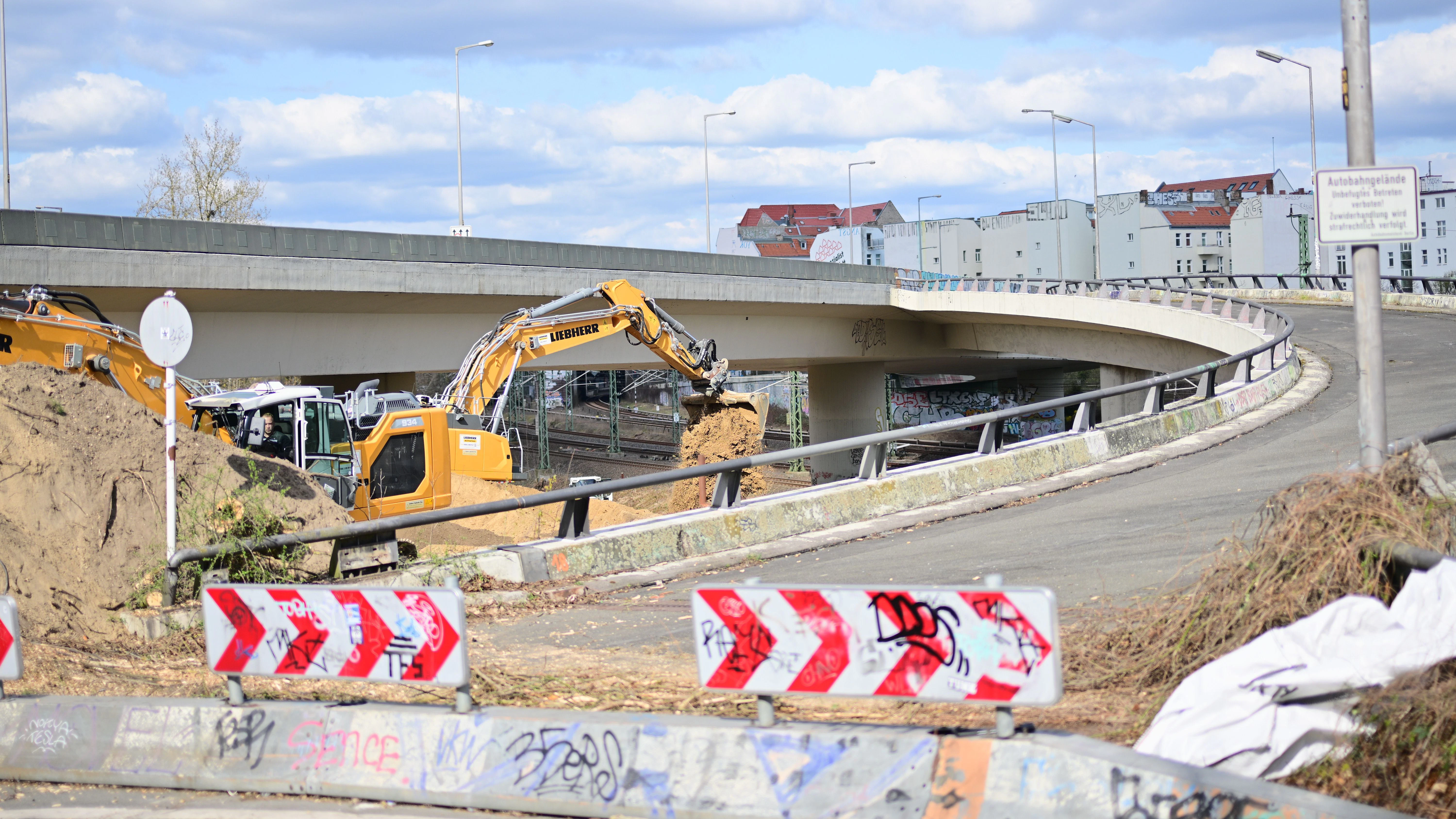 Ein Bagger arbeitet an der gesperrten Ringbahnbrücke der A100 in Berlin. Sie soll bis Ende April abgerissen sein.