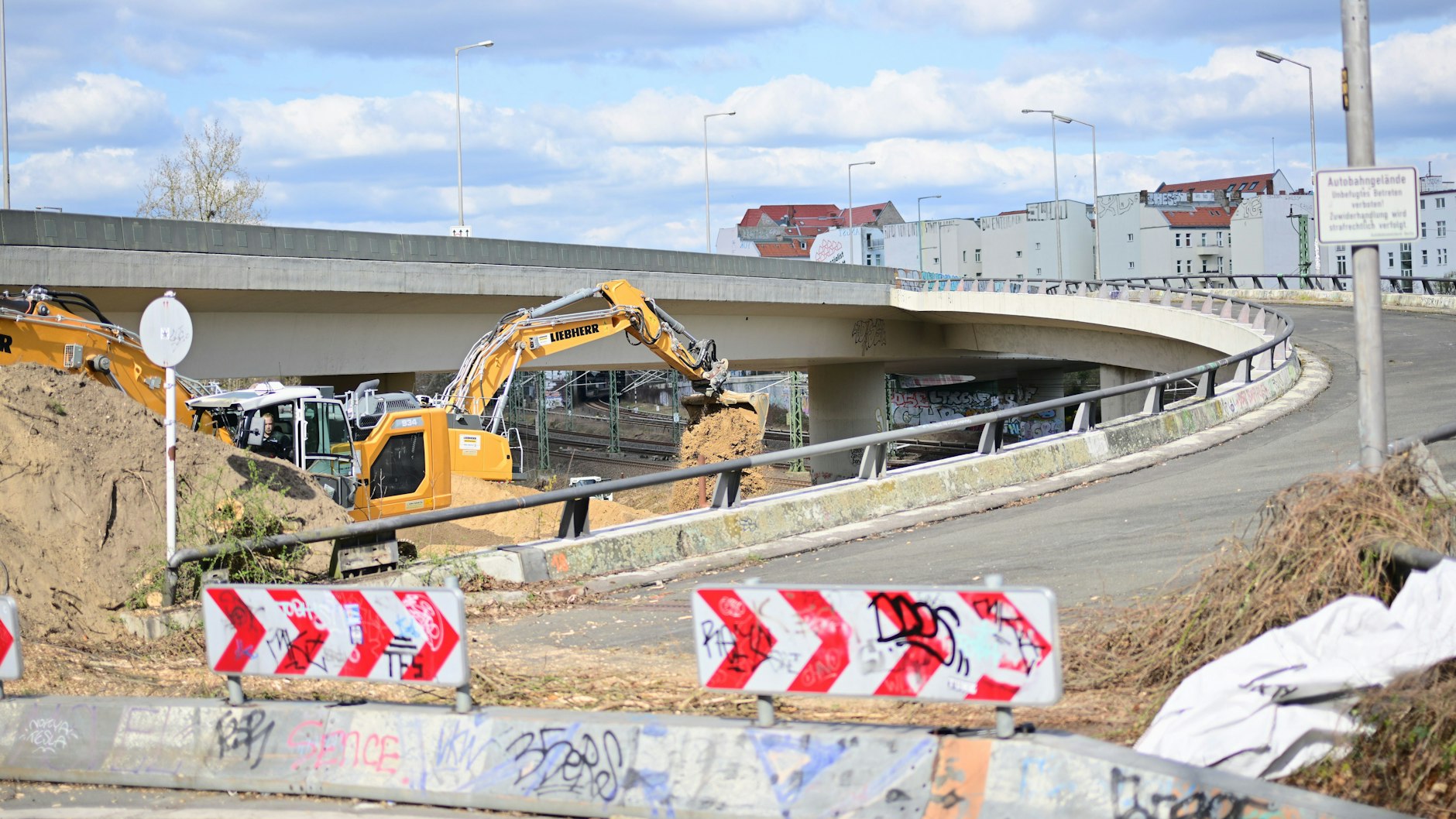 Ein Bagger arbeitet an der gesperrten Ringbahnbrücke der A100 in Berlin. Sie soll bis Ende April abgerissen sein.