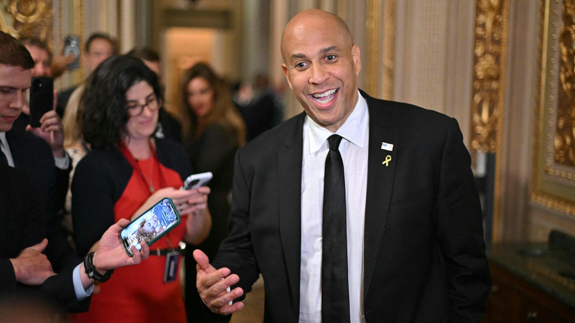 Senator Cory Booker spricht nach seiner 25-Stunden-Rede mit Journalisten. Er scheint noch recht fit zu sein.