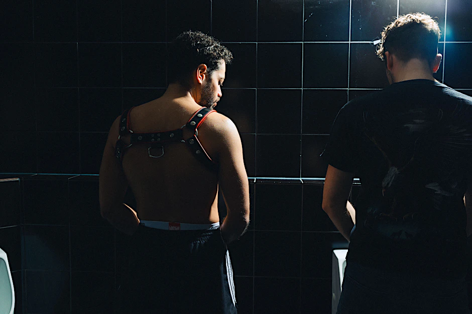 Nachts gemeinsam auf dem Klo: Robin Cadet und Felix Heller im SchwuZ-Musical „Flush“