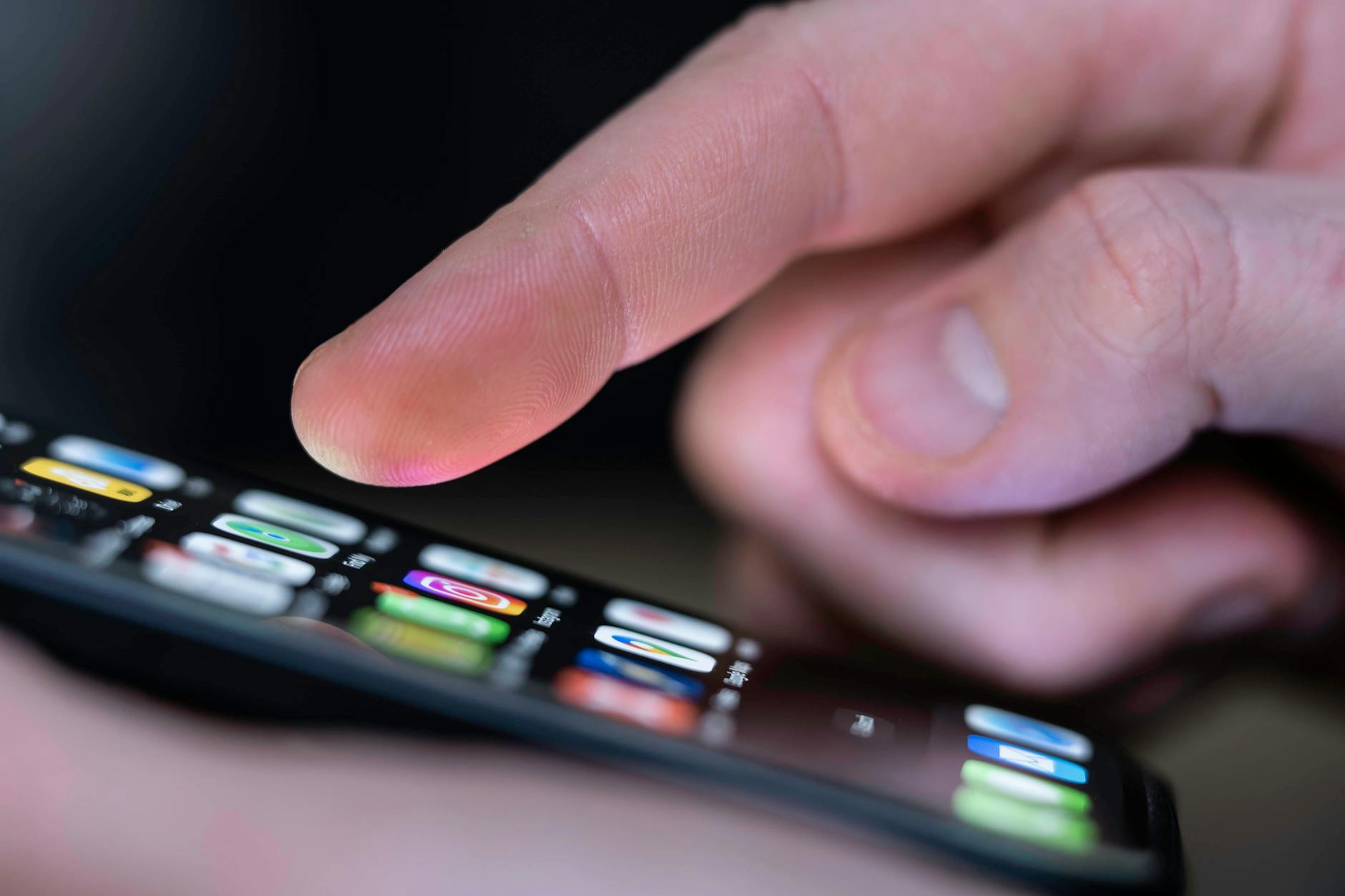 TikTok-Nutzer in Deutschland sind im Schnitt monatlich mehr als 35 Stunden in der App.