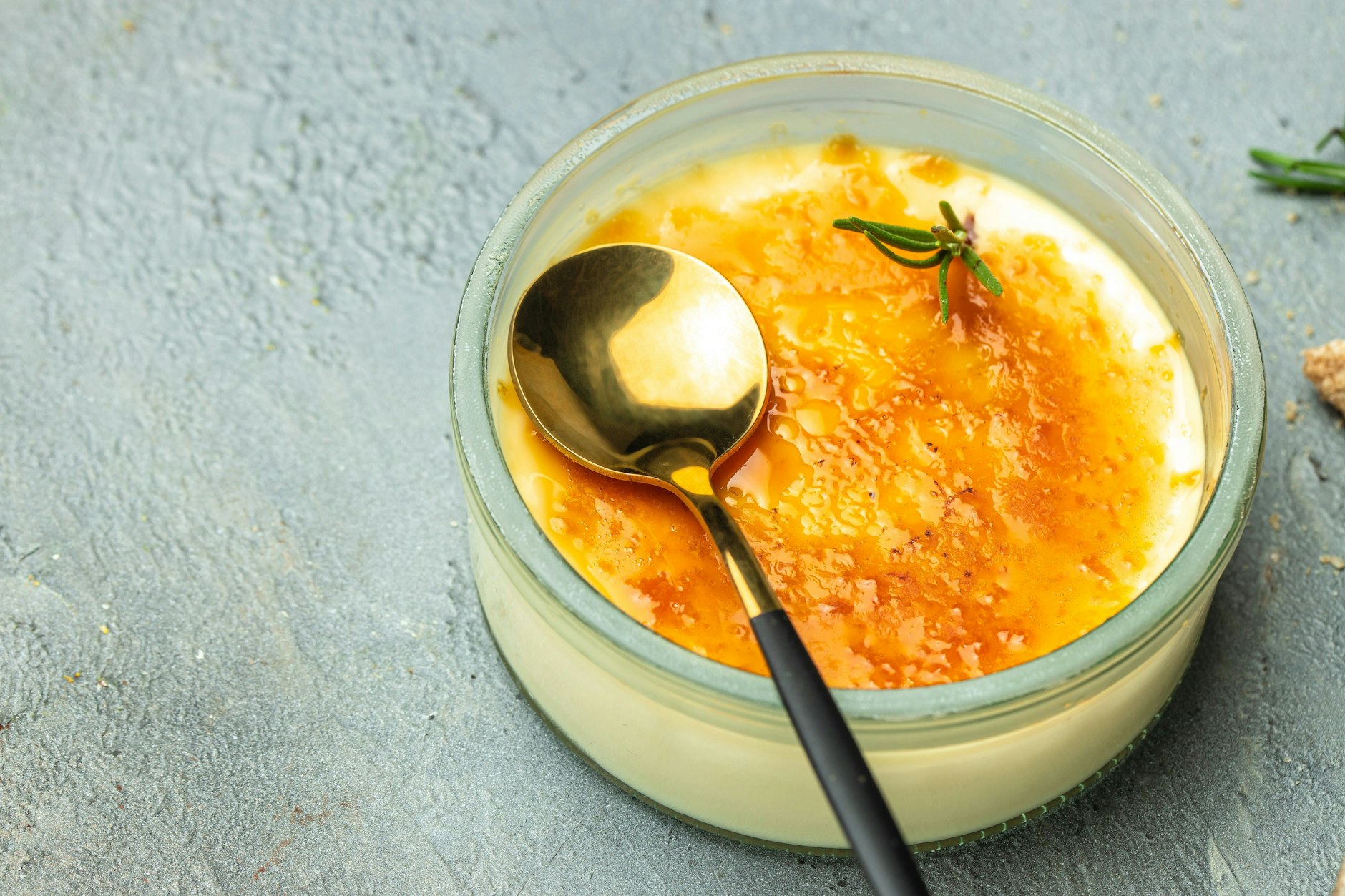 Crème brûlée gehört zu den Klassikern unter den Desserts.