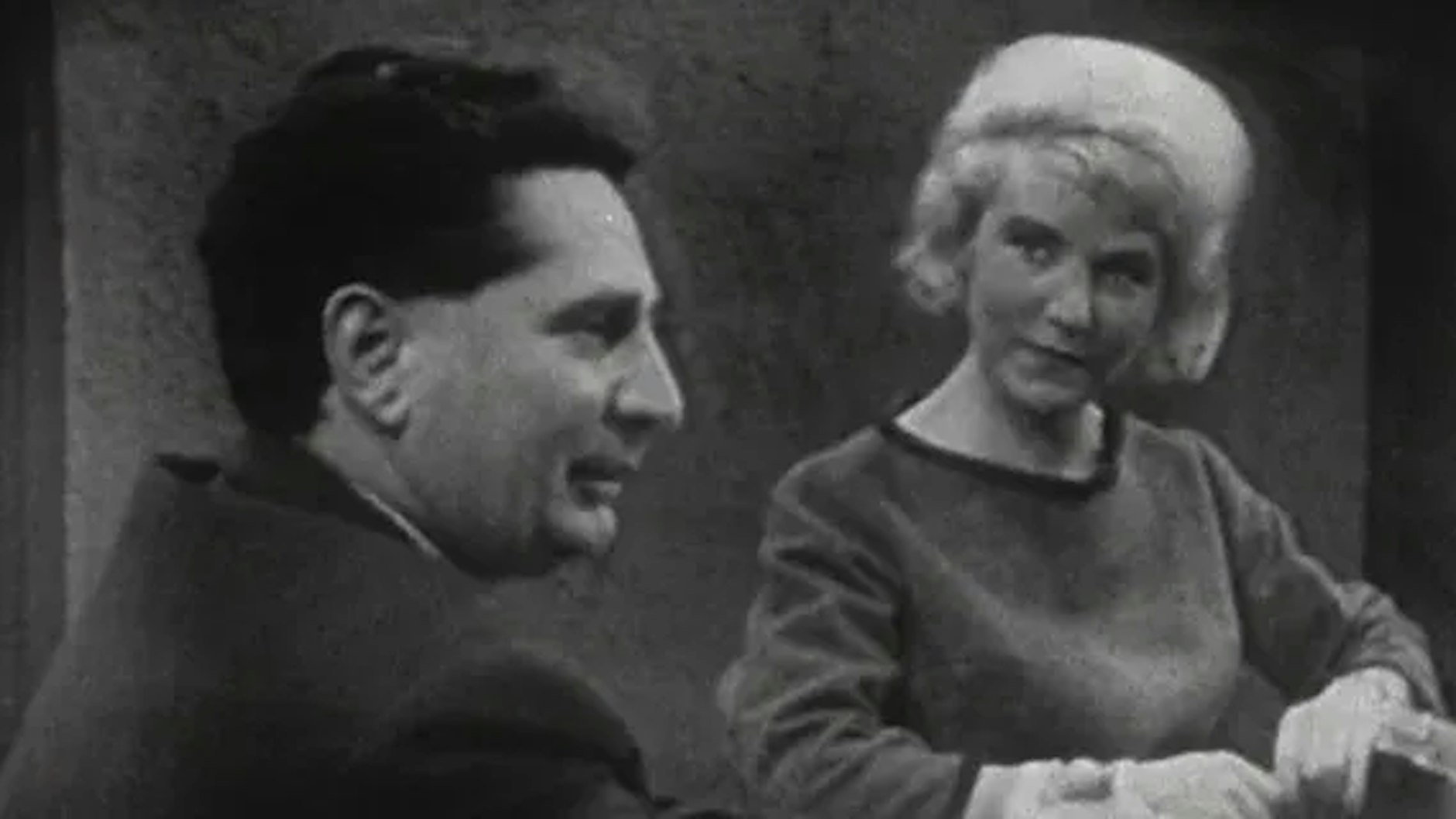 DDR-Fernsehchef Heinz Adameck in einer TV-Sendung von 1962 mit der TV-Kritikerin Irma Zimm vom KURIER-Vorgänger BZ am Abend
