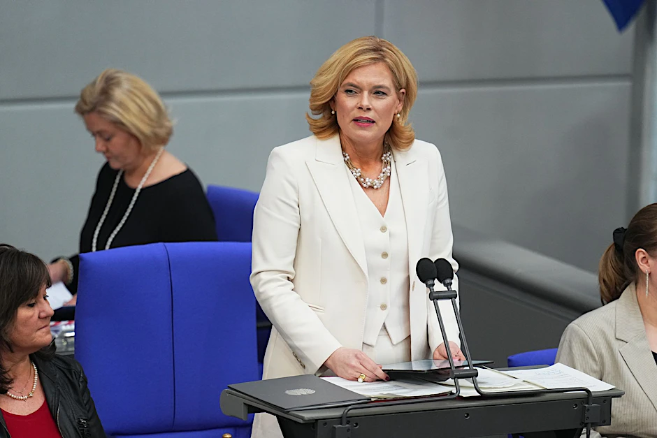 Bundestagspräsidentin Julia Klöckner spricht sich gegen Meinungsbekundungen durch politische Symbole im Bundestag aus.