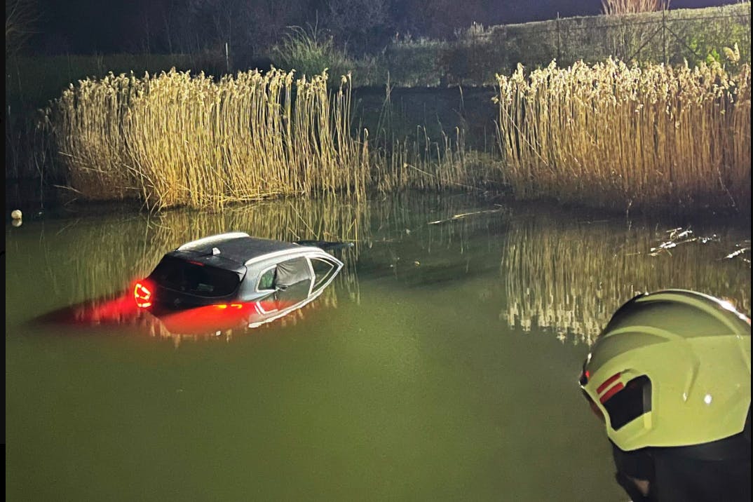 Autojagd endete für den flüchtigen Fahrer in einem Angelteich und er flüchtete zu Fuß.