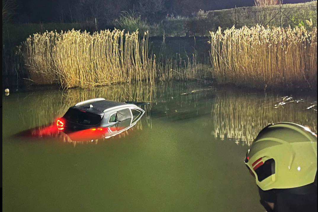 Autojagd endete für den flüchtigen Fahrer in einem Angelteich und er flüchtete zu Fuß.