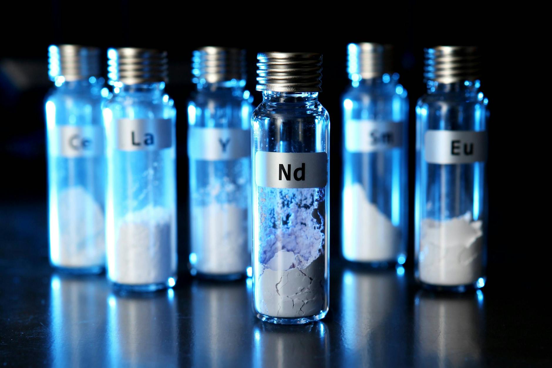 Seltene Erden in kleinen Flaschen.