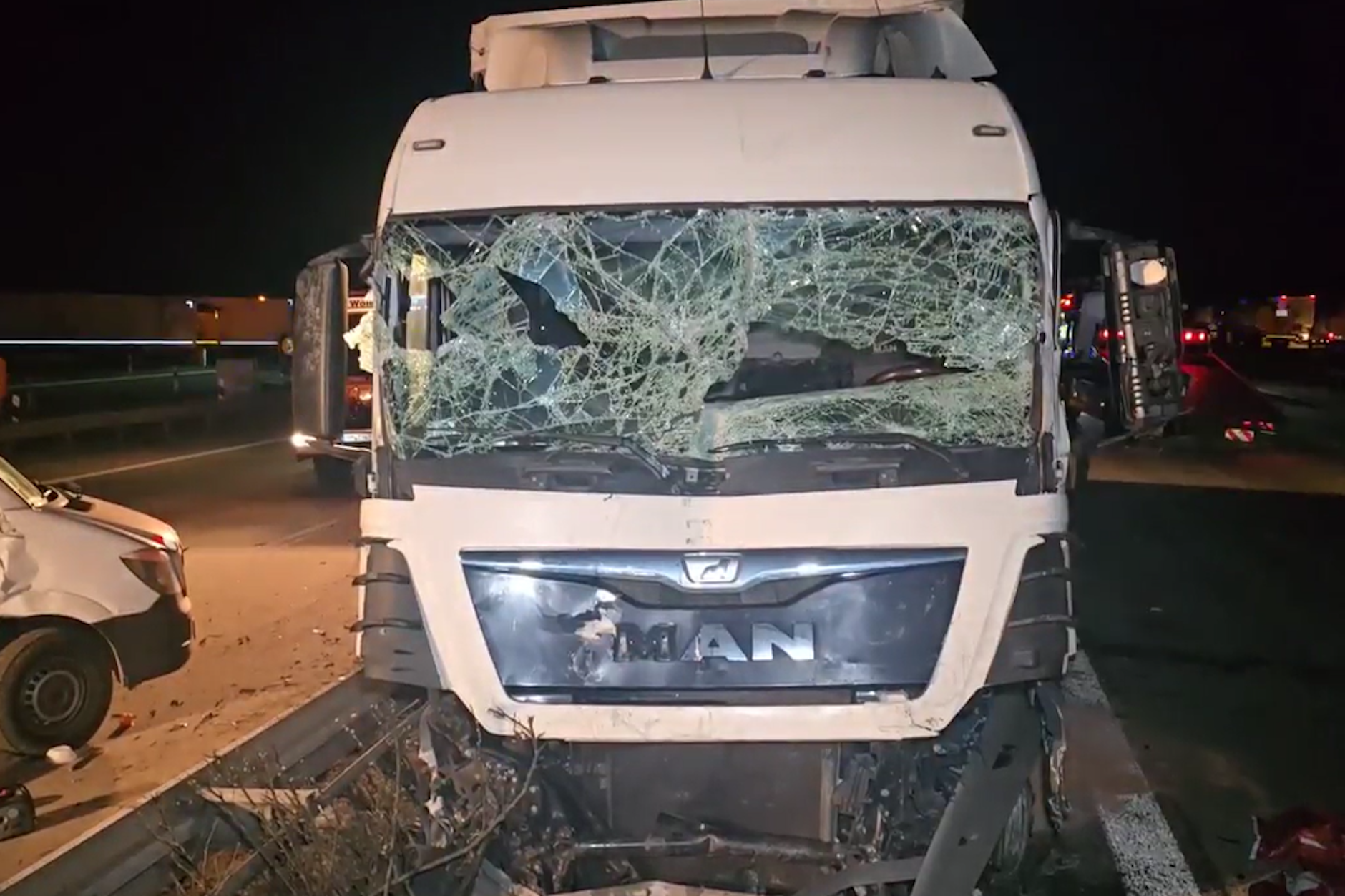 Bei einem schweren Unfall auf der A2 bei Berlin durchbrach ein LKW die Mittelleitplanke.