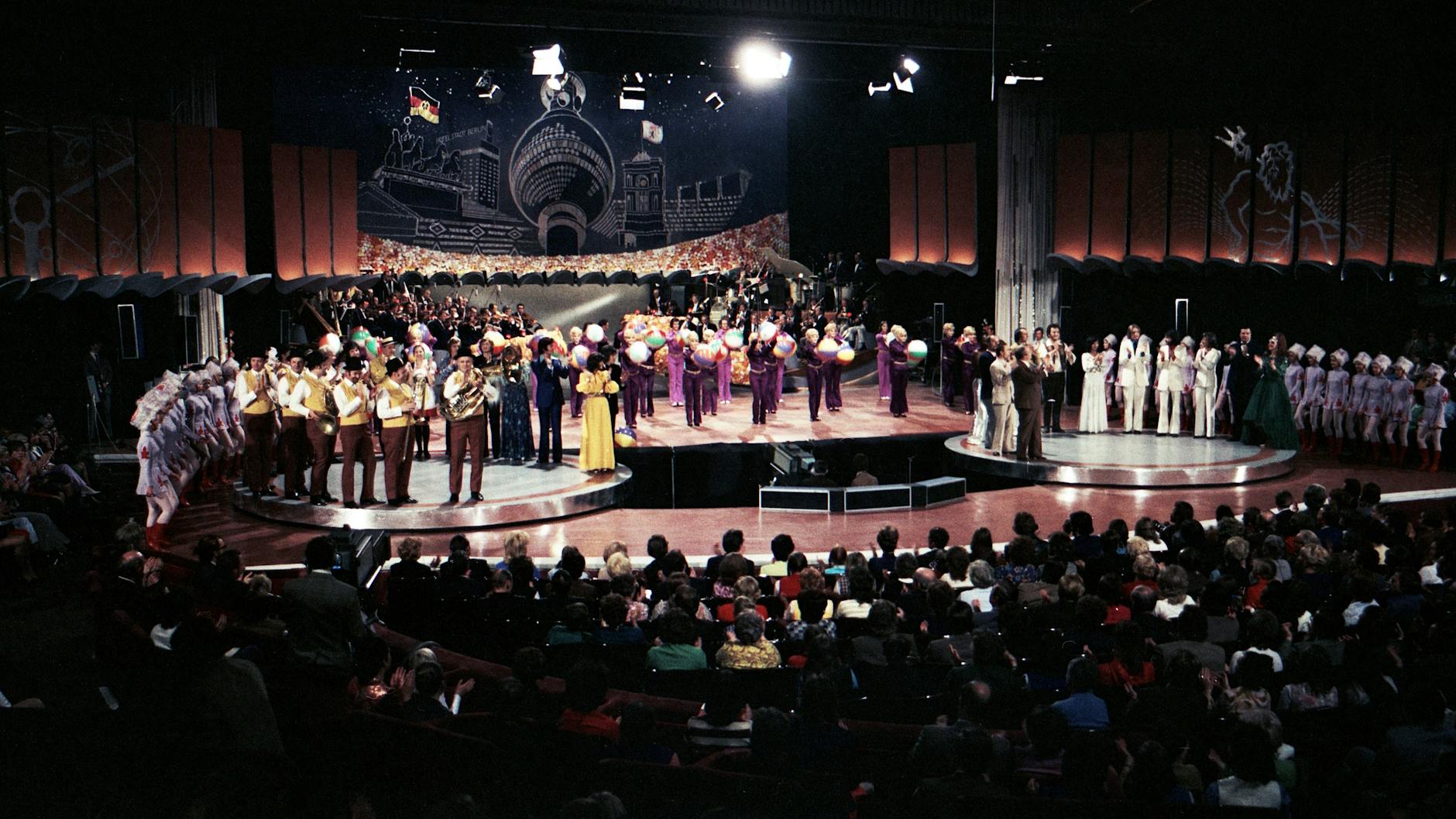 „Ein Kessel Buntes“: Das Finale der Sendung im November 1972, als in der Show Katja Ebstein und Rex Gildo als Stars aus dem Westen auftraten.