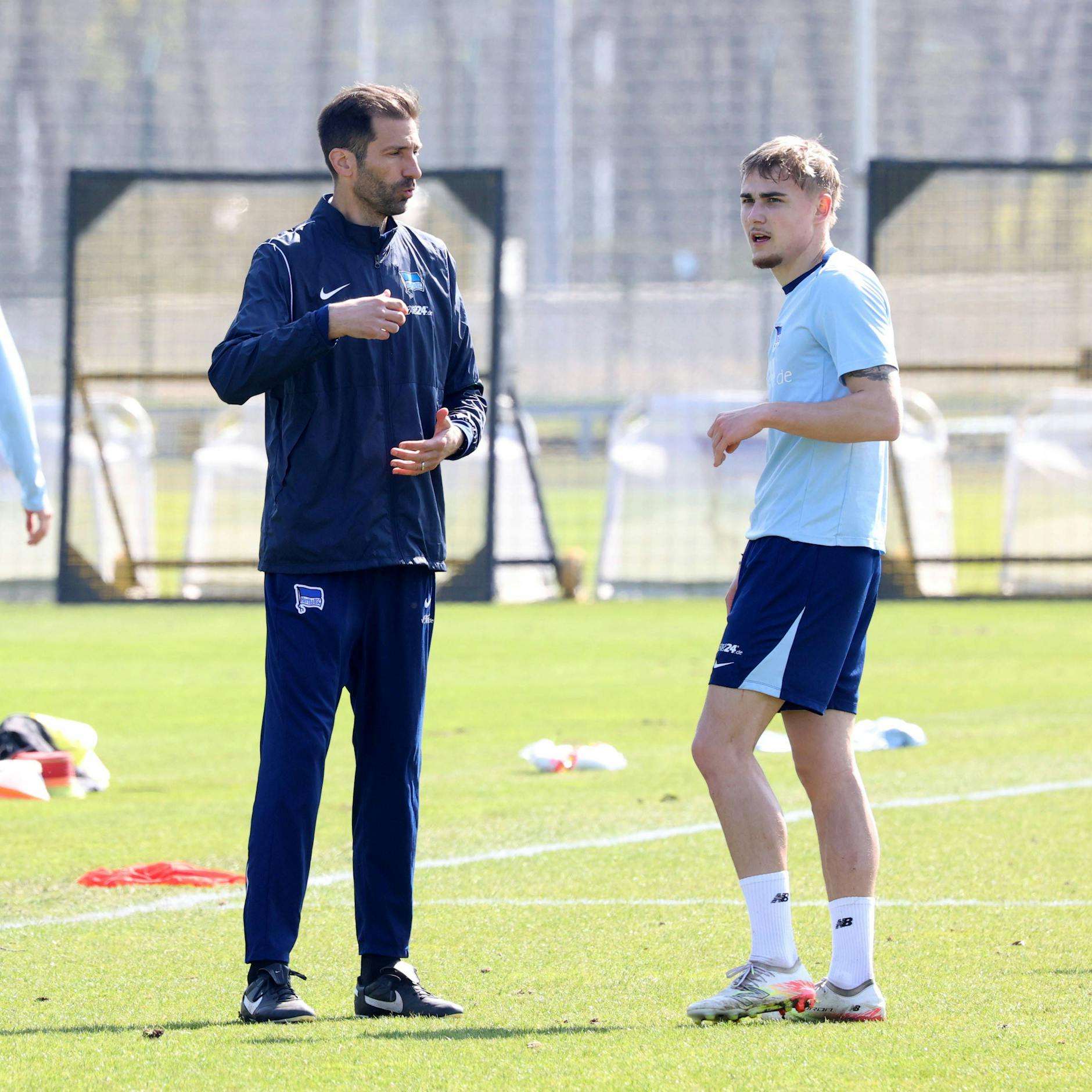 Andre Mijatovic im Gespräch mit Herthas Flügelflitzer Marten Winkler.