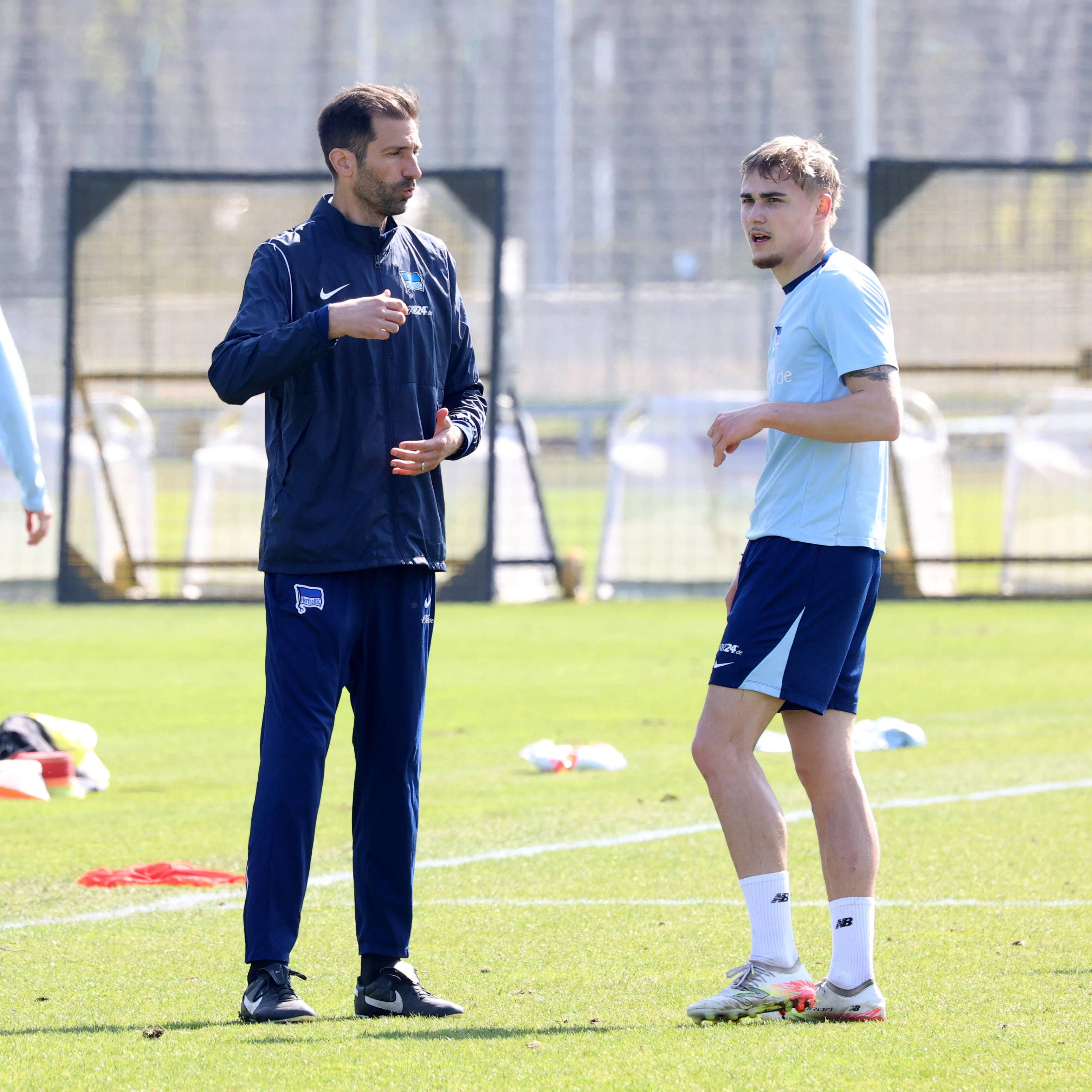 Andre Mijatovic im Gespräch mit Herthas Flügelflitzer Marten Winkler.