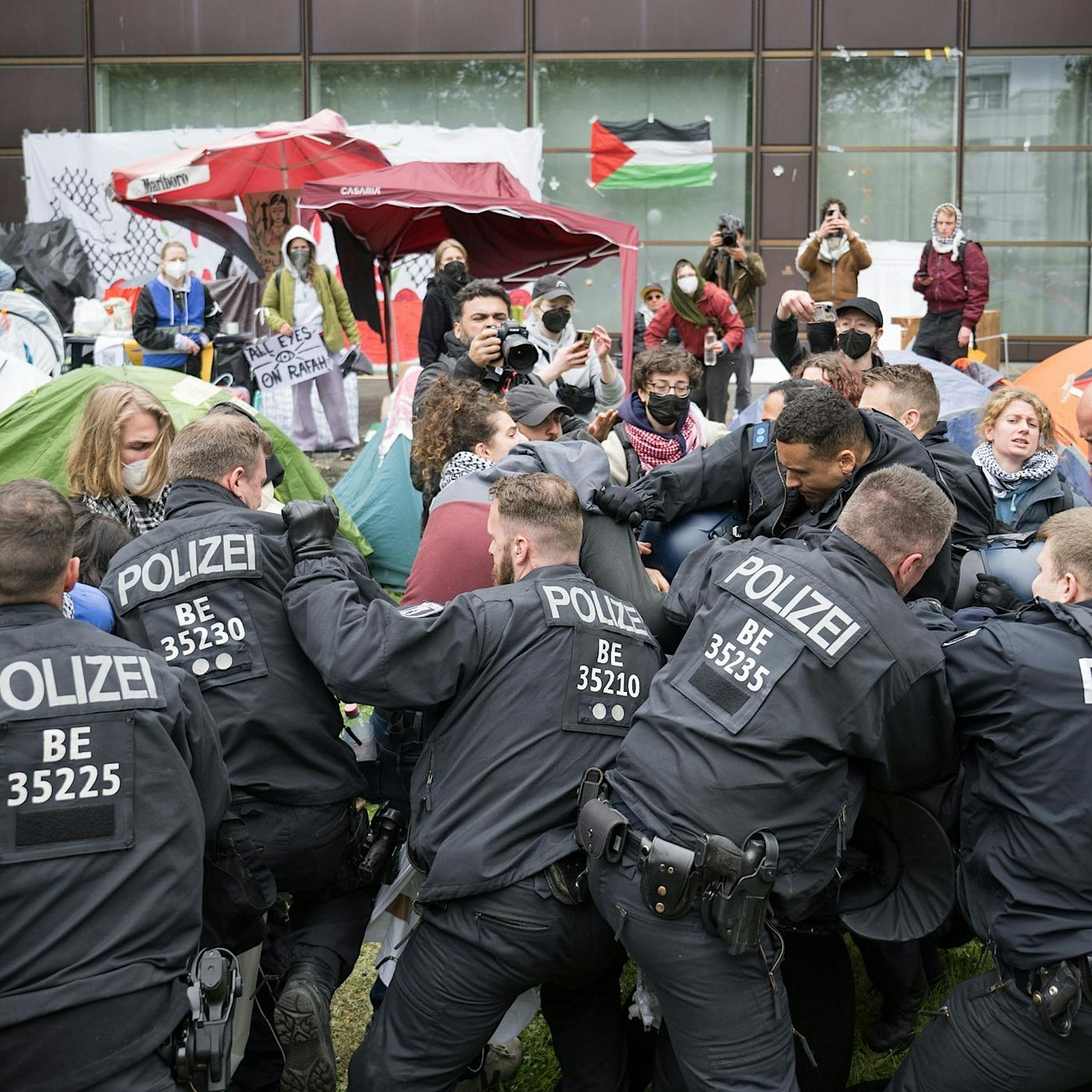 Gewalttätige Palästina-Proteste an FU Berlin: Ein Pole und zwei Iren sollen abgeschoben werden
