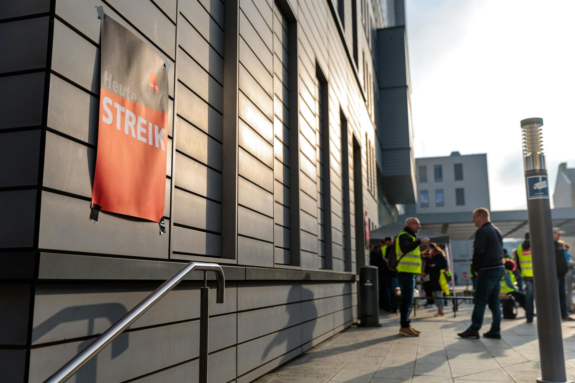 Beschäftigte der Charité Facility Management (CFM) versammeln sich auf dem Charité-Campus Mitte.