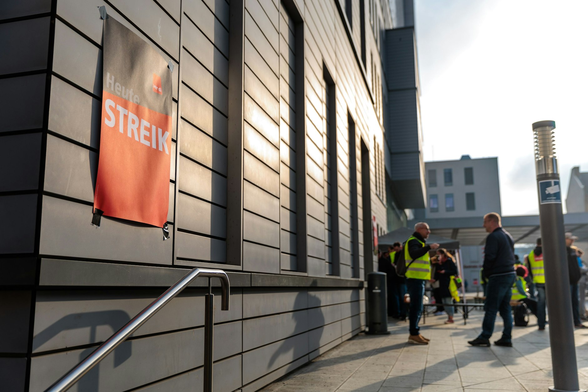 Beschäftigte der Charité Facility Management (CFM) versammeln sich auf dem Charité-Campus Mitte.