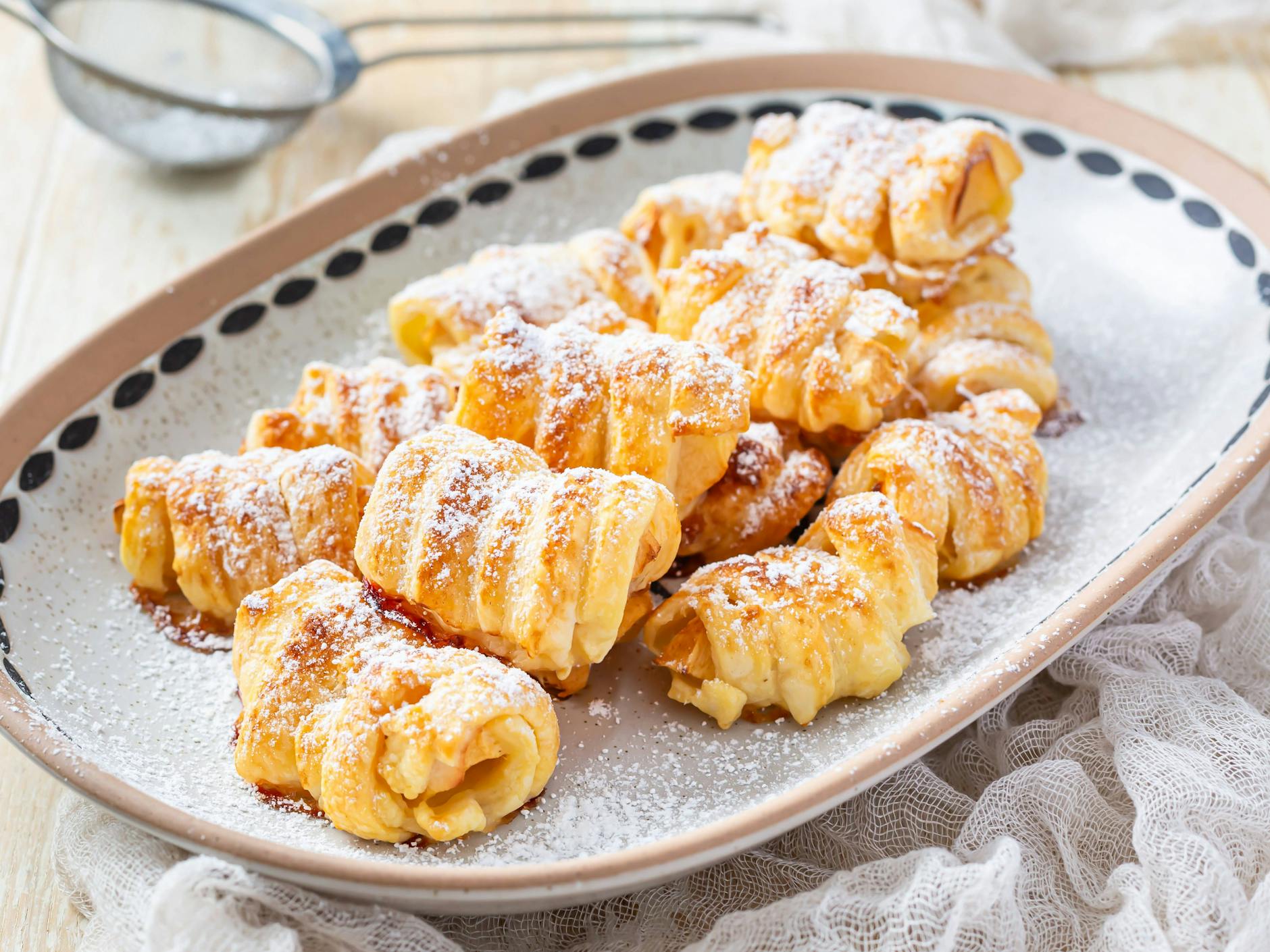 Lust auf süße Teilchen aus Blätterteig? Mit unserem Rezept machen Sie den Teig ganz leicht selbst - wie die Stars in Das große Promibacken.