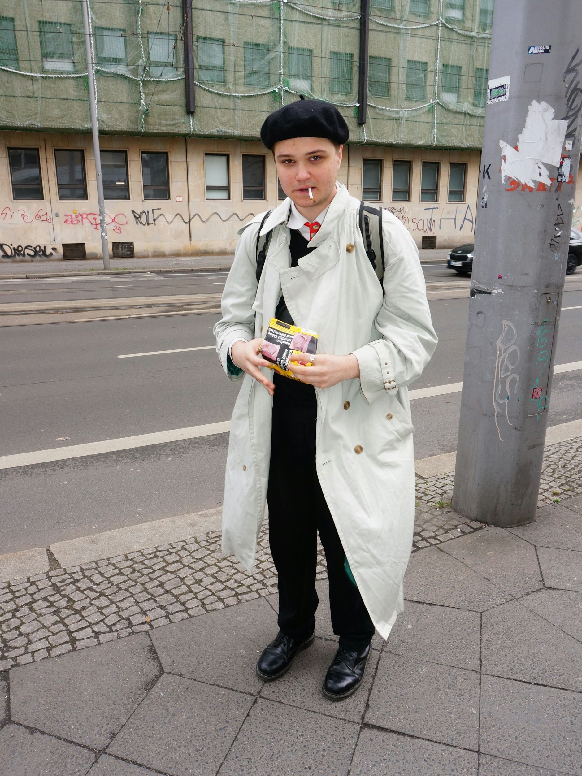 Dieser Mann heißt Viktor, ist Philosoph und lebt in Polen. Viel mehr bekommen wir nicht aus ihm heraus, wenngleich er sich freundlicherweise von uns fotografieren lässt. Auf ein profanes Gespräch über sein Outfit lässt er sich nicht ein: „I do not perceive clothes in that matter“, sagt er ernst. Alle weiteren Fragen beantwortet Viktor mit „maybe“. Das akzeptieren wir und erfreuen uns seines Intellektuellen-Trenchcoat-Looks ohne viele Worte.