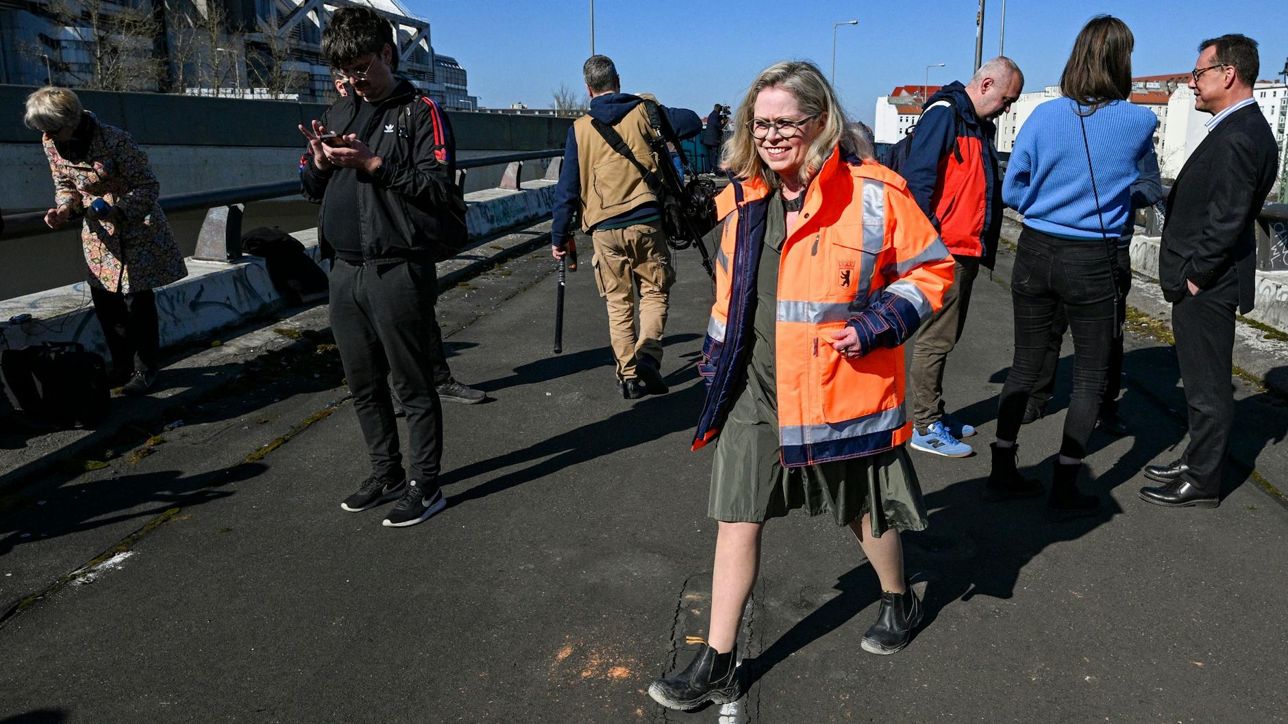 Verkehrssenatorin Ute Bonde (CDU) auf der gesperrten Ringbahnbrücke.