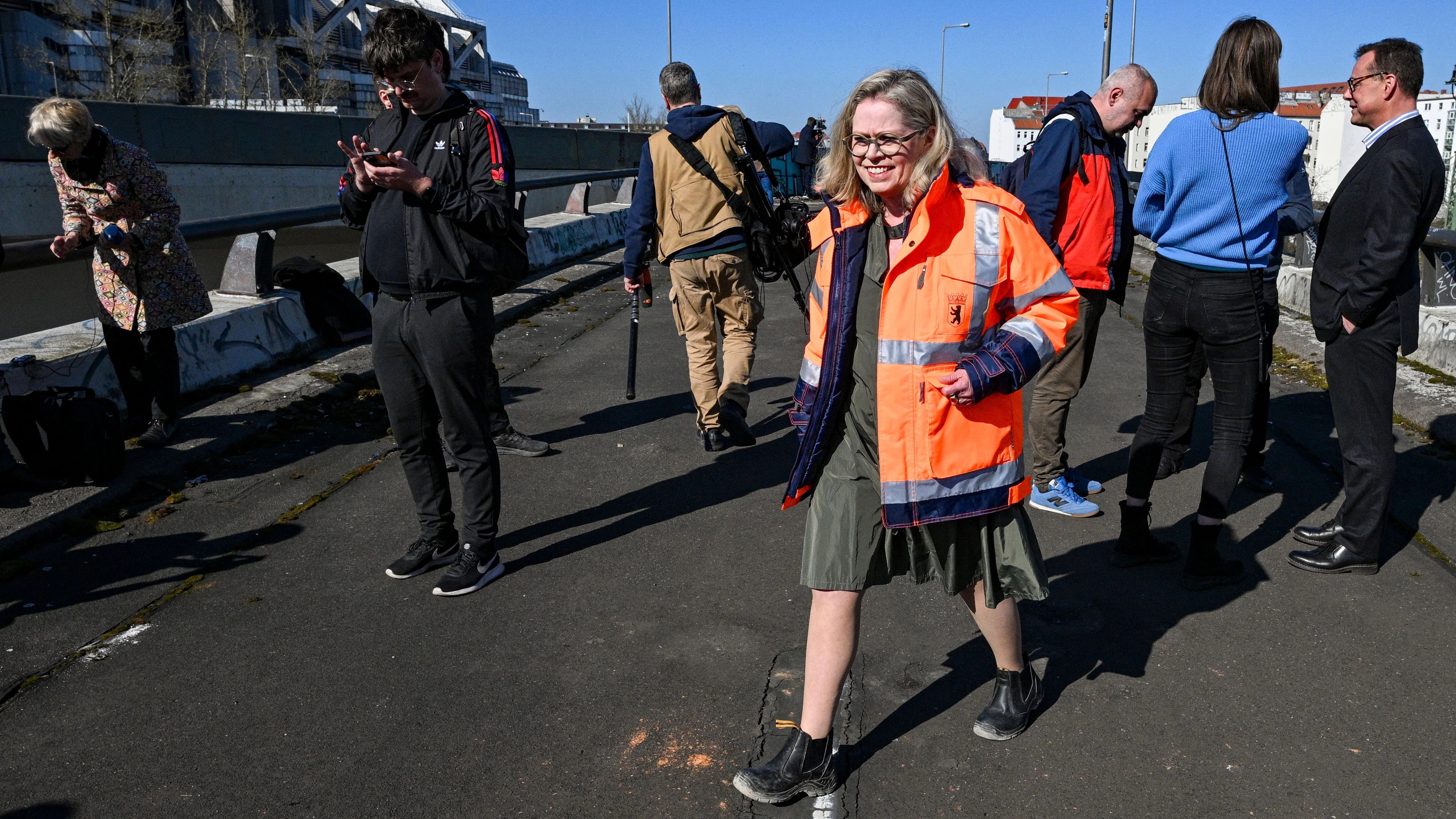 Verkehrssenatorin Ute Bonde (CDU) auf der gesperrten Ringbahnbrücke.