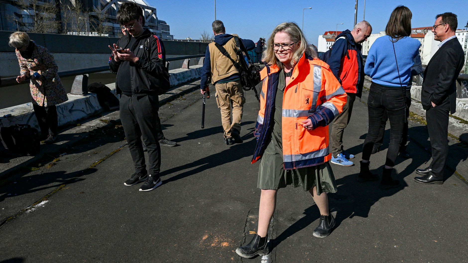 Verkehrssenatorin Ute Bonde (CDU) auf der gesperrten Ringbahnbrücke.