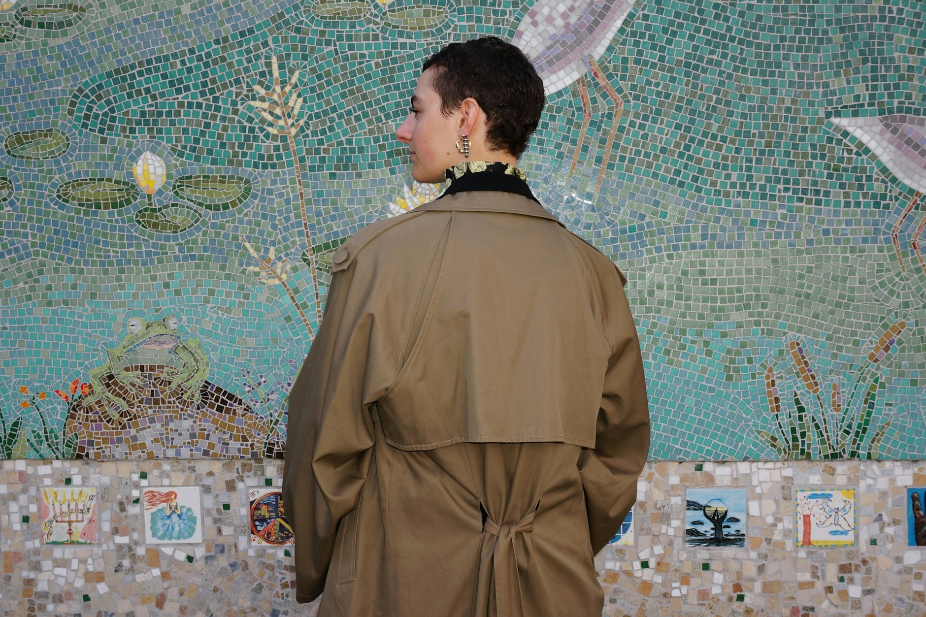 Louisas Trench hat Kimono-Ärmel und ist durch eine Rückenöffnung tallierbar. Es gab ihn erstmals in einer 2022er-Kollektion von William Fan, inzwischen ist er dauerhaft in der Klassiker-Linie zu haben. Die tolle Frisur schneidet sich Louisa übrigens selbst – ohne jemals auf eine Friseurschule gegangen zu sein. Selbst ist eben die Frau!