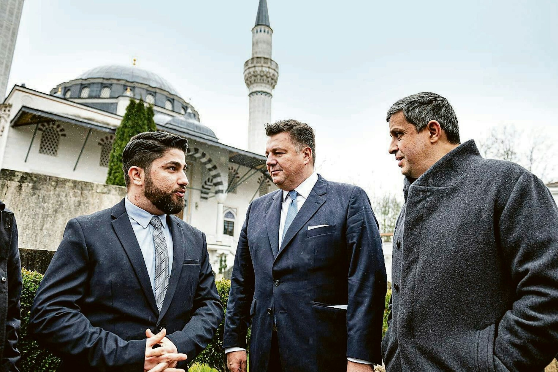 Raed Saleh (r.) im März 2020 mit dem Vorsitzenden der Sehitlik-Moschee, Yakup Ayar (l.), und dem damaligen Innensenator Andreas Geisel.