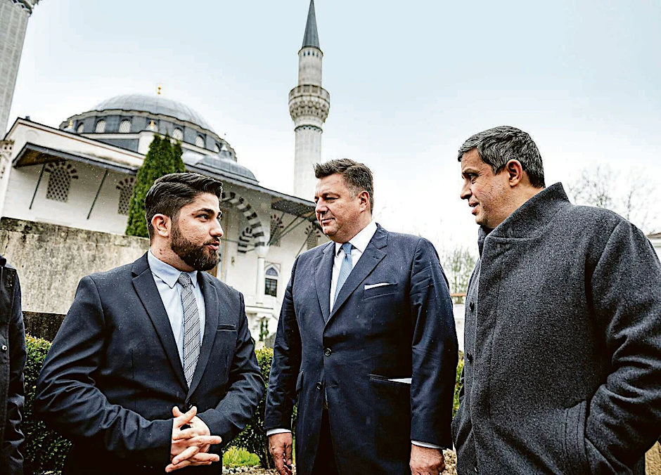 Raed Saleh (r.) im März 2020 mit dem Vorsitzenden der Sehitlik-Moschee, Yakup Ayar (l.), und dem damaligen Innensenator Andreas Geisel.